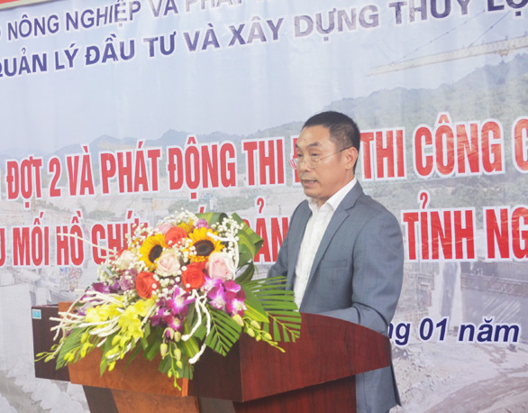 Quyền Giám đốc Ban Quản lý và xây dựng thủy lợi 4, ông Hoàng Xuân Thịnh báo cáo tình hình thực hiện Cụm công trình đầu mối Dự án Hồ chứa nước Bản Mồng. Ảnh: Nhật Lân