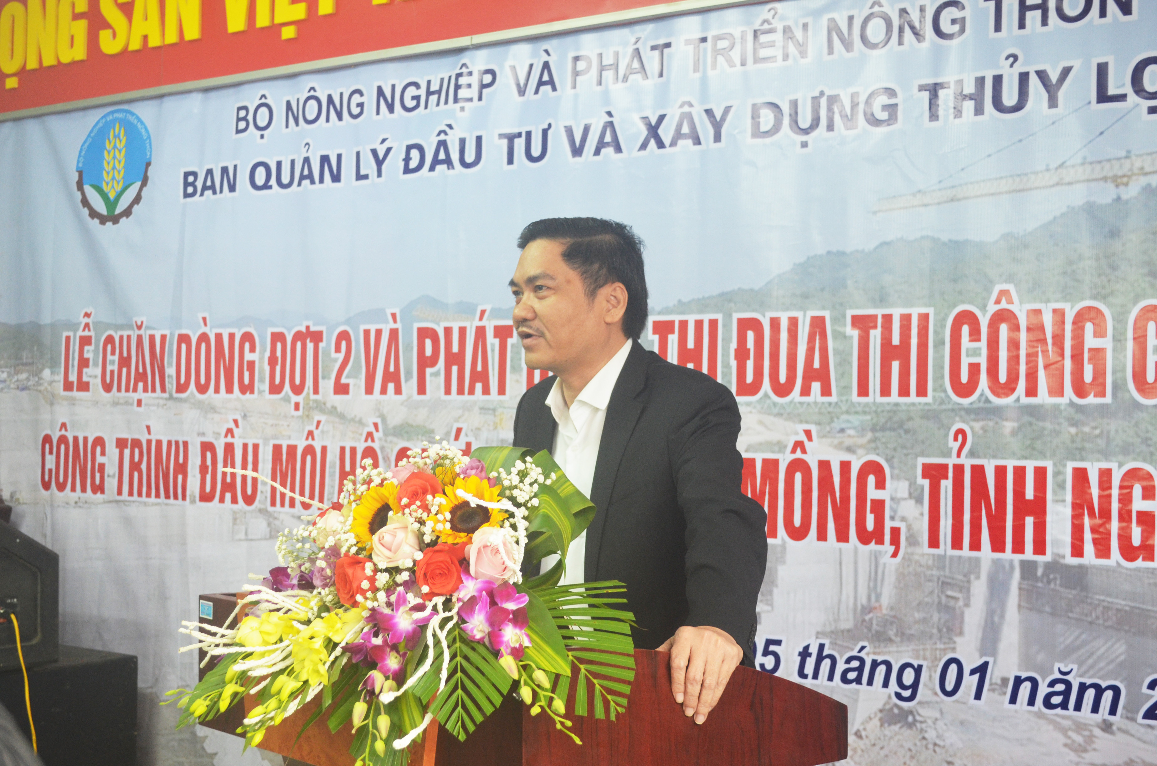 Phó Chủ tịch UBND tỉnh Hoàn Nghĩa Hiếu phát biểu tại buổi lễ. Ảnh: Nhật Lân