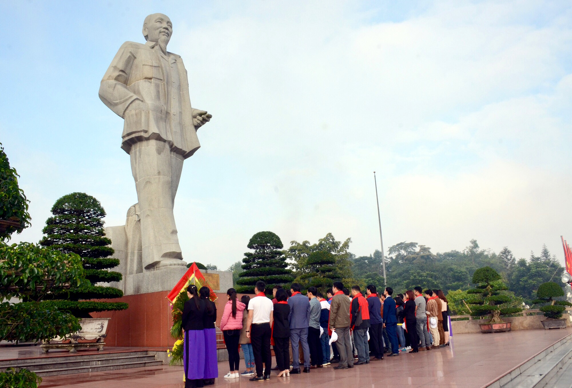 Đoàn khảo sát đã đến dâng hoa tở Quảng trường Hồ Chí Minh. Ảnh: Thành Chung