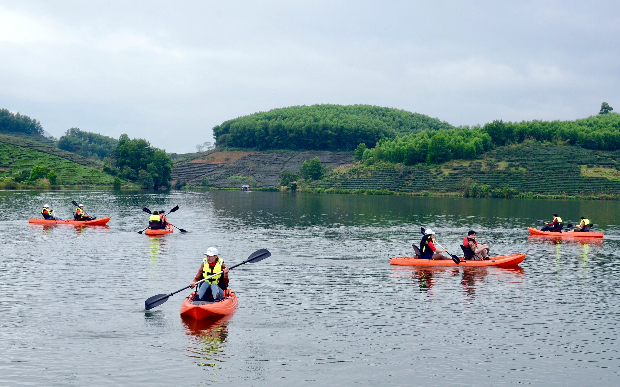 Trải nghiệm sản phẩm du lịch mới - bơi thuyền Kayak. Ảnh: Thành Chung