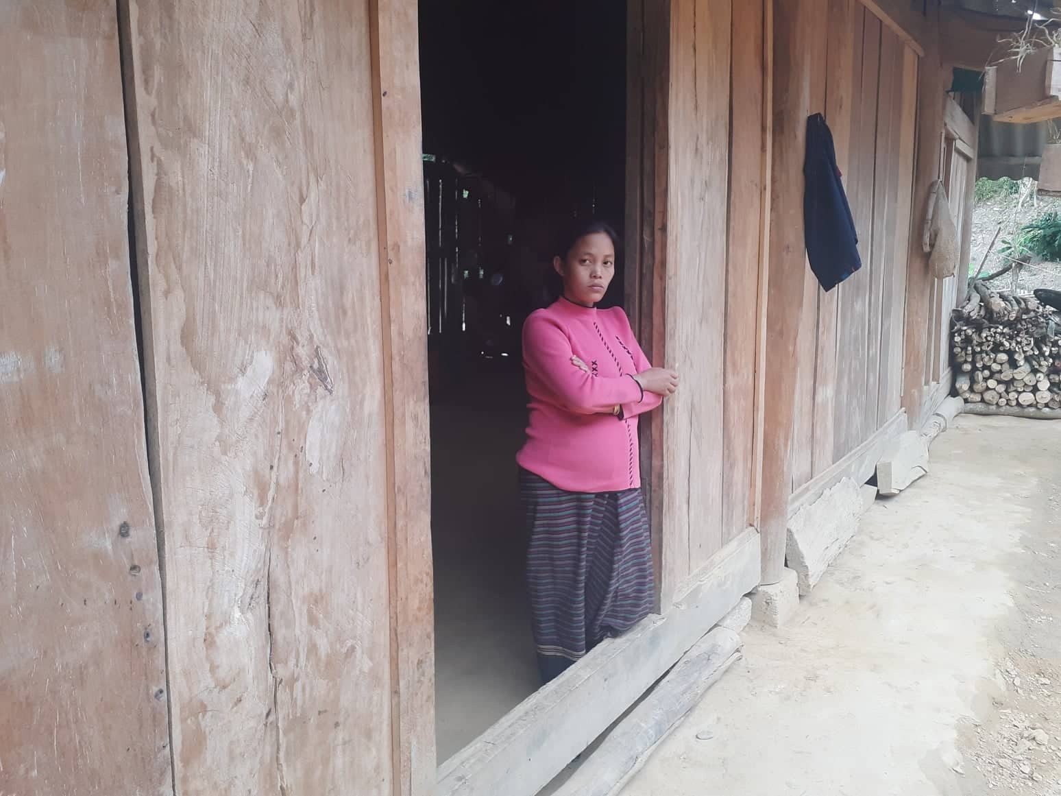 Người phụ nữ ở bản Đỉnh Sơn 1 này vừa bán con ở Trung Quốc trở về hồi tháng 2/2019, nay lại mang thai, chuẩn bị sinh. Ảnh: Tiến Hùng