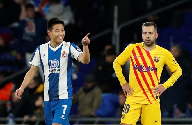 Wu Lei ghi bàn giúp Espanyol cầm hòa đội đầu bảng Barca. Ảnh: Reuters.