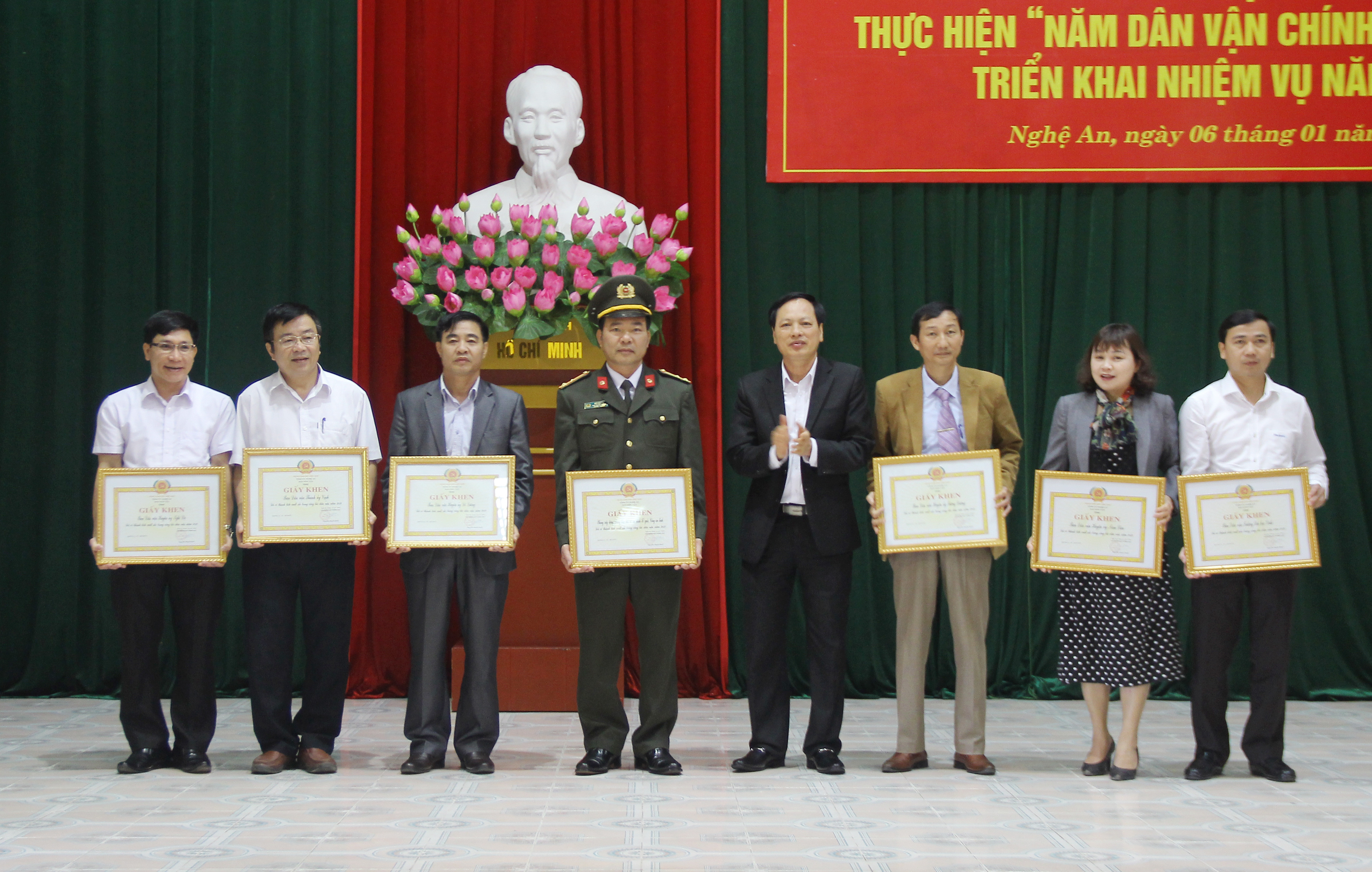Đồng chí Nguyễn Mạnh Khôi - Phó trưởng ban Thường trực Ban Dân vận Tỉnh ủy trao tặng Giấy khen cho các đơn vị làm tốt công tác dân vận tiêu biểu năm 2019. Ảnh: Mai Hoa