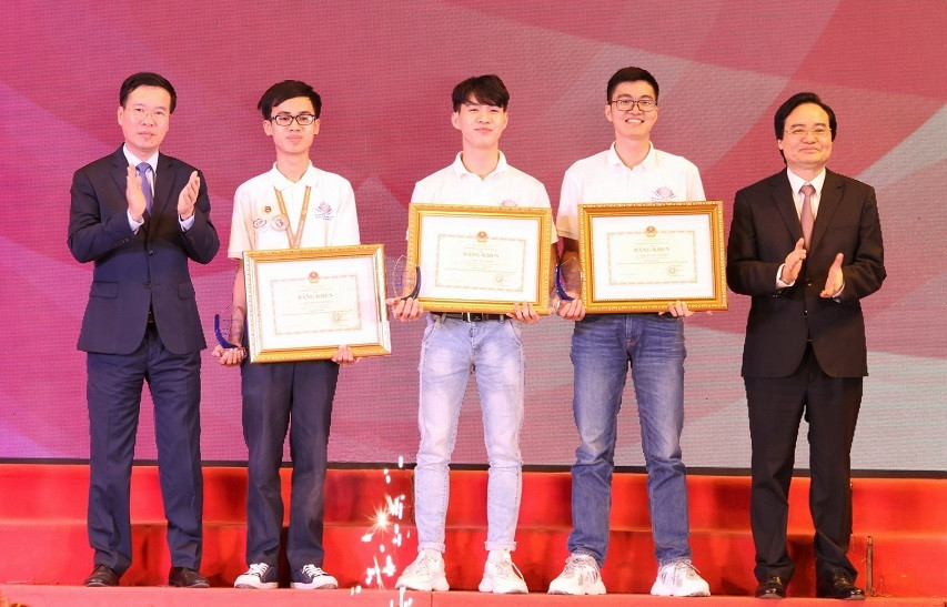 Trưởng ban Tuyên giáo TƯ Võ Văn Thưởng và Bộ trưởng Bộ GD-ĐT Phùng Xuân Nhạ trao bằng khen cho các thí sinh đạt giải Nhất cuộc thi.