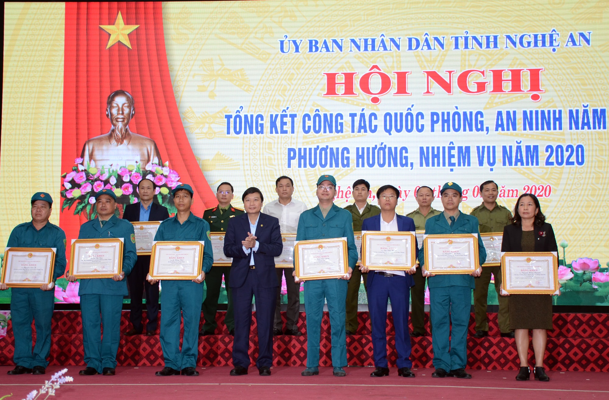 Trao bằng khen của UBND tỉnh cho các cá nhân. Ảnh: Thành Chung