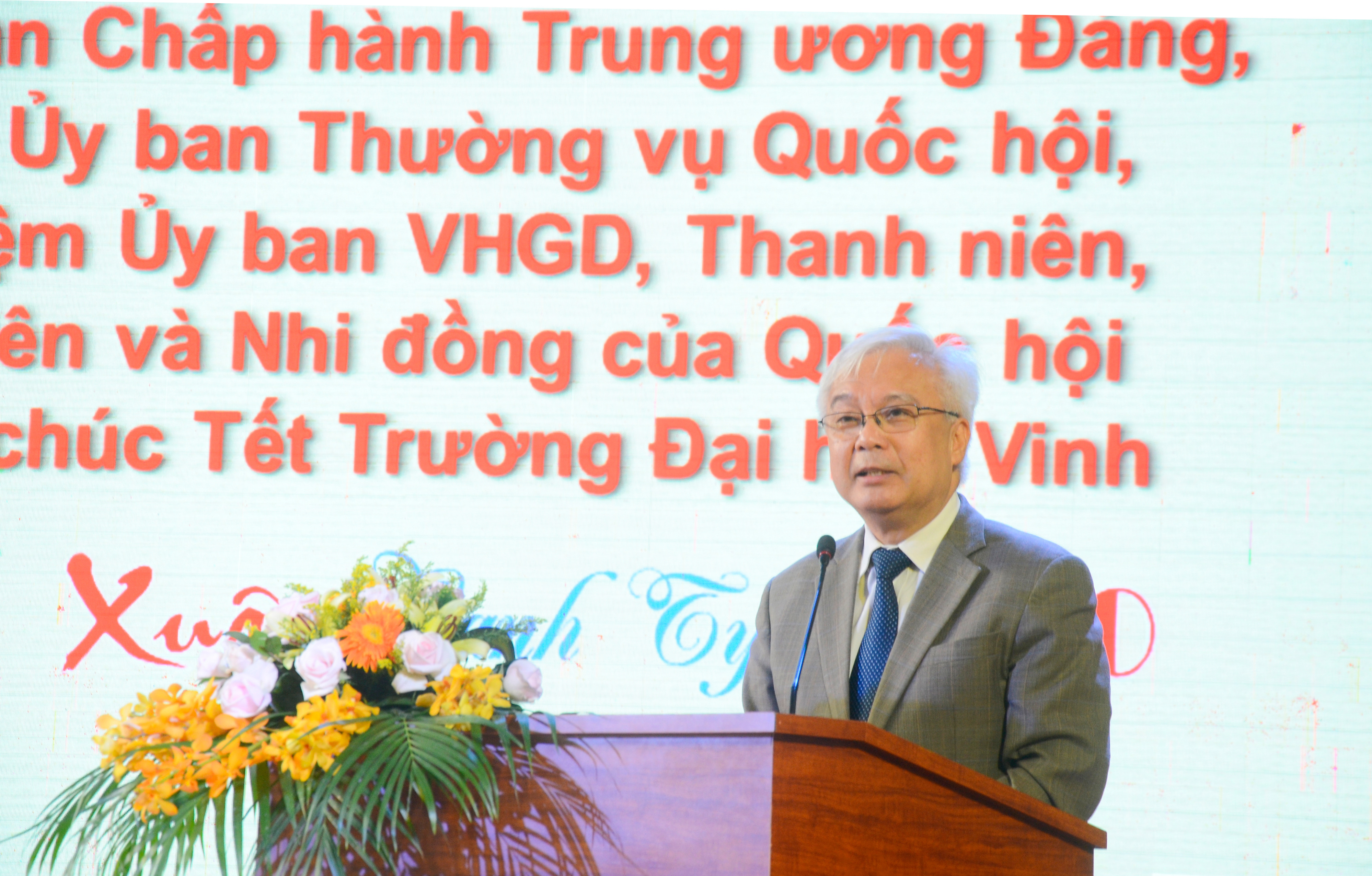 Đồng chí Phan Thanh Bình nói chuyện với cán bộ, giảng viên, sinh viên Trường Đại học Vinh. Ảnh: Thanh Lê