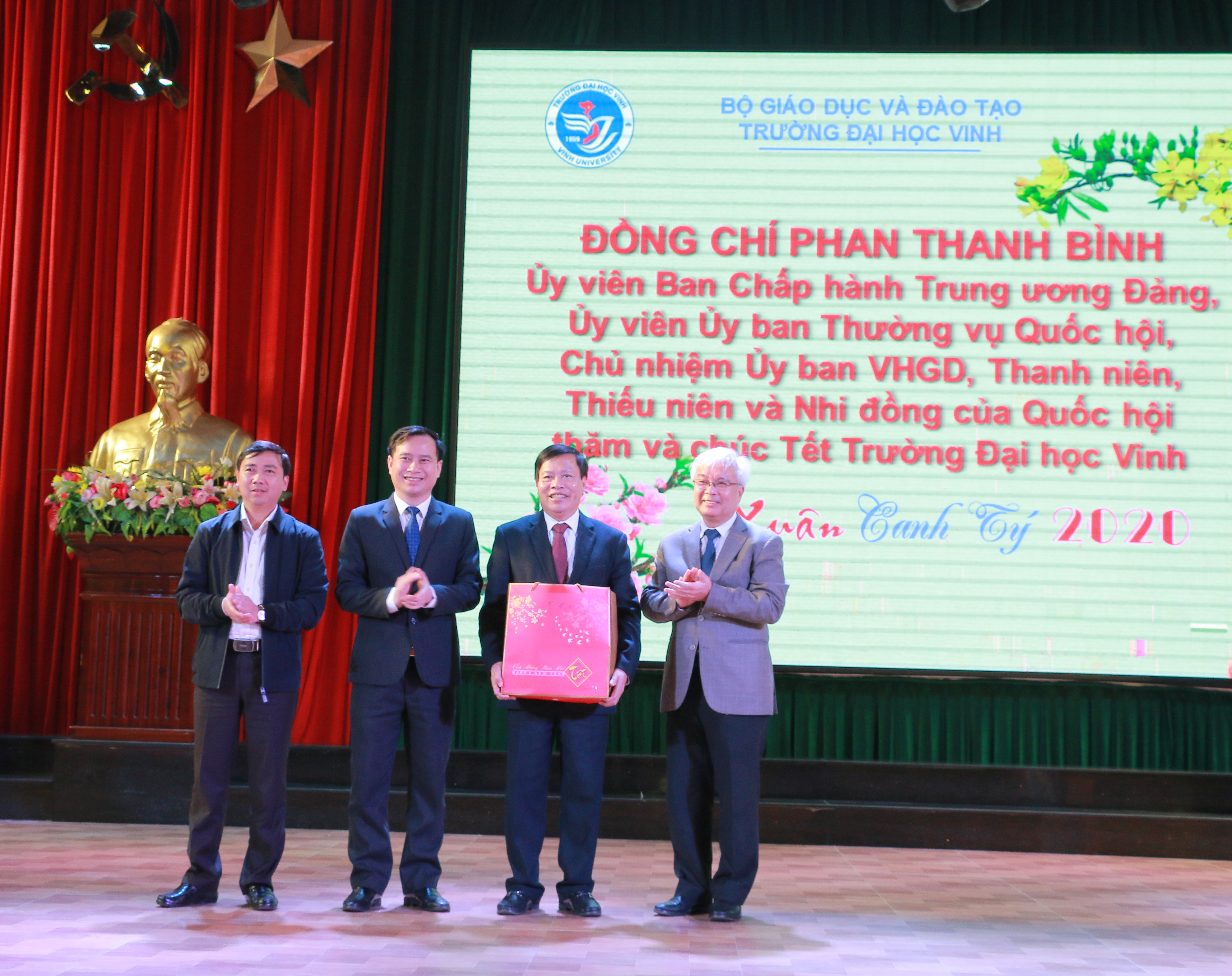 Chủ nhiệm tặng quà Trường Đại học Vinh. Ảnh: Thanh Lê