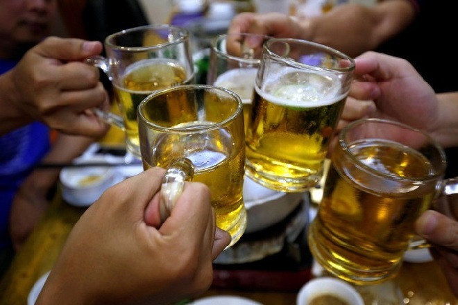 Rượu, bia là nguyên nhân trực tiếp gây nên hơn 30 bệnh lây nhiễm và 200 bệnh tật khác. Ảnh: Financial express