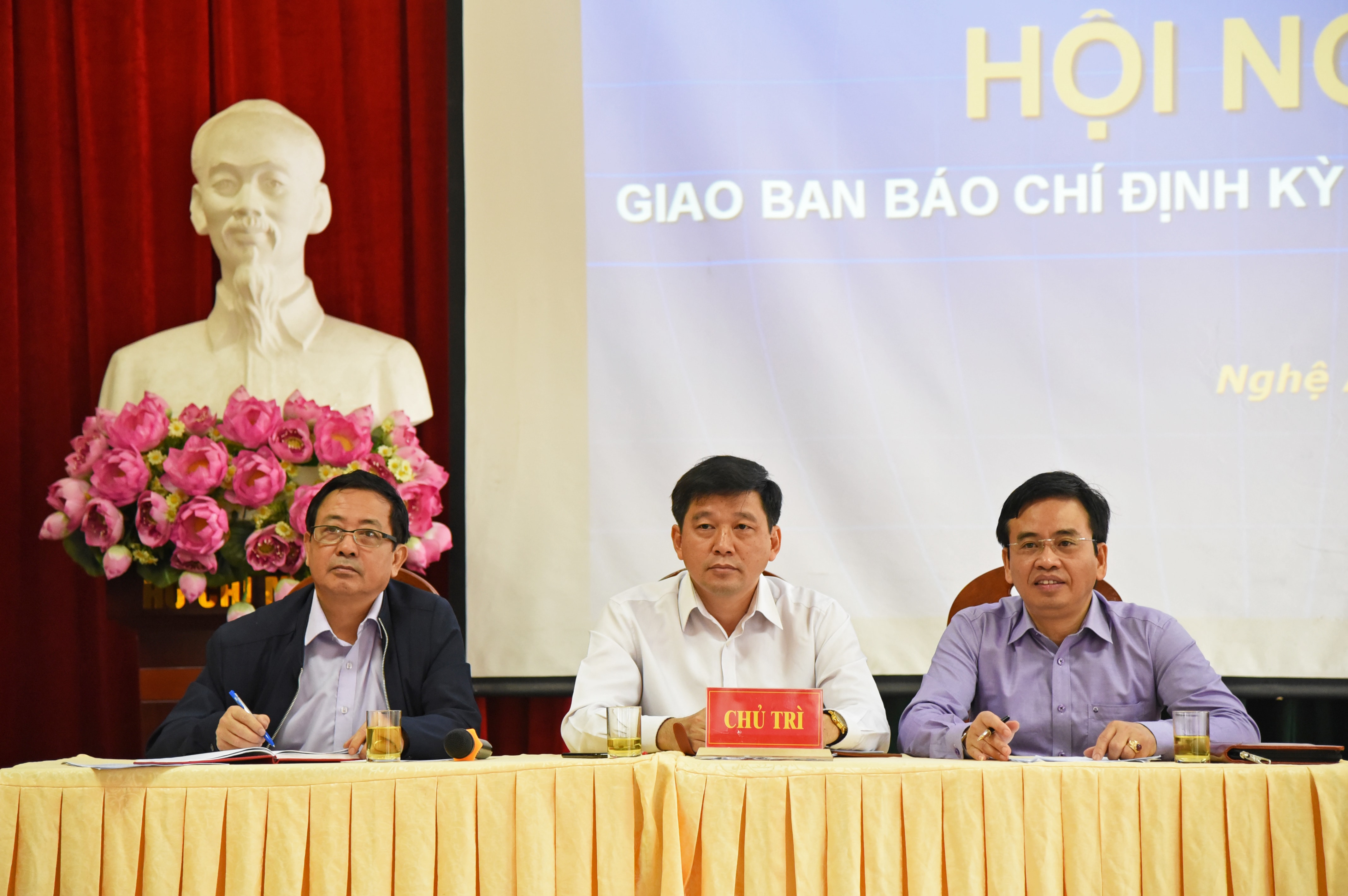 Các đồng chí: Kha Văn Tám - Ủy viên BCH Đảng bộ tỉnh, Phó trưởng ban Thường trực Ban Tuyên giáo Tỉnh ủy; Nguyễn Bá Hảo - Phó Giám đốc Sở Thông tin & Truyền thông và Trần Duy Ngoãn - Chủ tịch Hội Nhà báo tỉnh đồng chủ trì hội nghị. Ảnh: Thu Giang