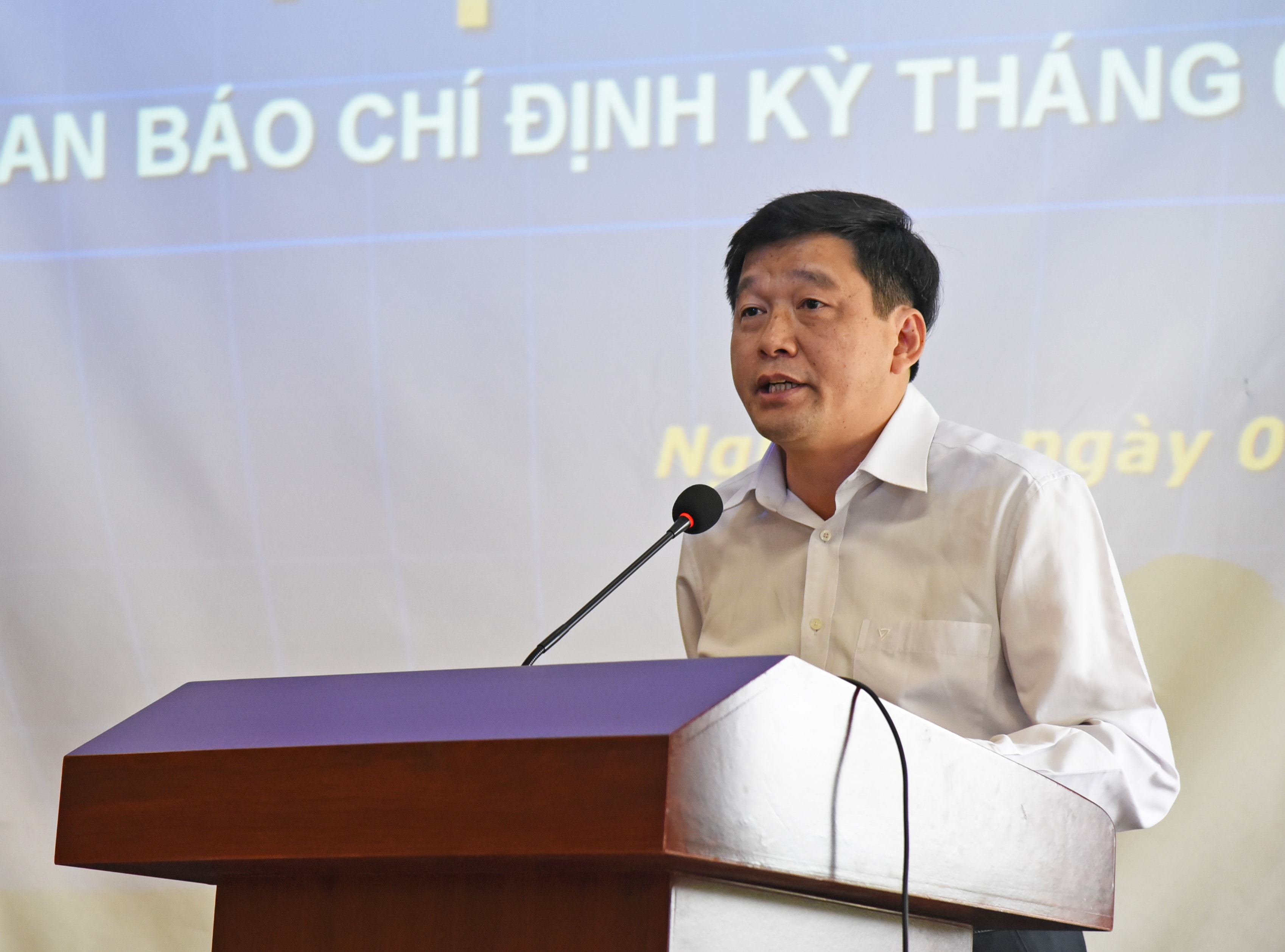 Phó trưởng ban Thường trực Ban Tuyên giáo Tỉnh ủy phát biểu định hướng công tác tuyên truyền tháng 1 năm 2020. Ảnh: Thu Giang