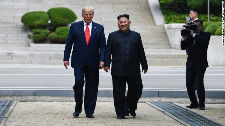 2 nhà lãnh đạo Kim Jong-un và Donald Trump cùng sải bước tại khu DMZ phân chia 2 miền Triều Tiên hồi tháng 6/2019. Ảnh: Getty