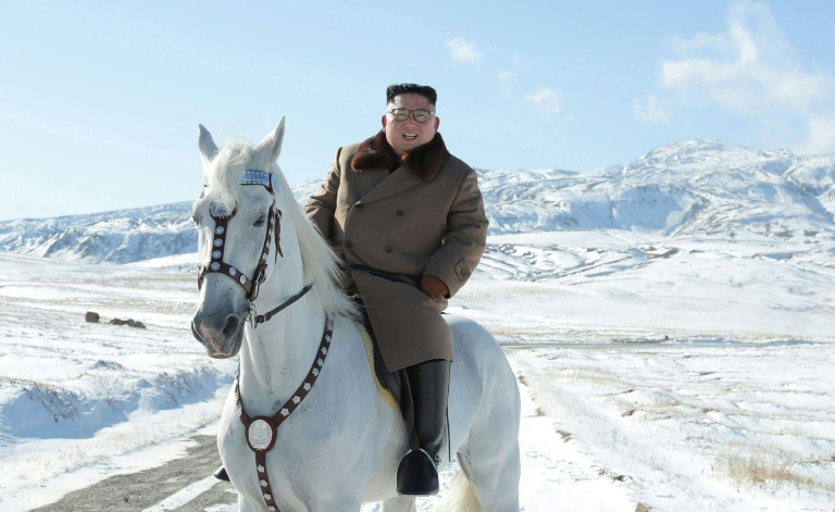 Ông Kim Jong-un khẳng định Triều Tiên sẵn sàng sống trong tình cảnh bị trừng phạt bủa vây để bảo vệ năng lực hạt nhân. Ảnh: KCNA