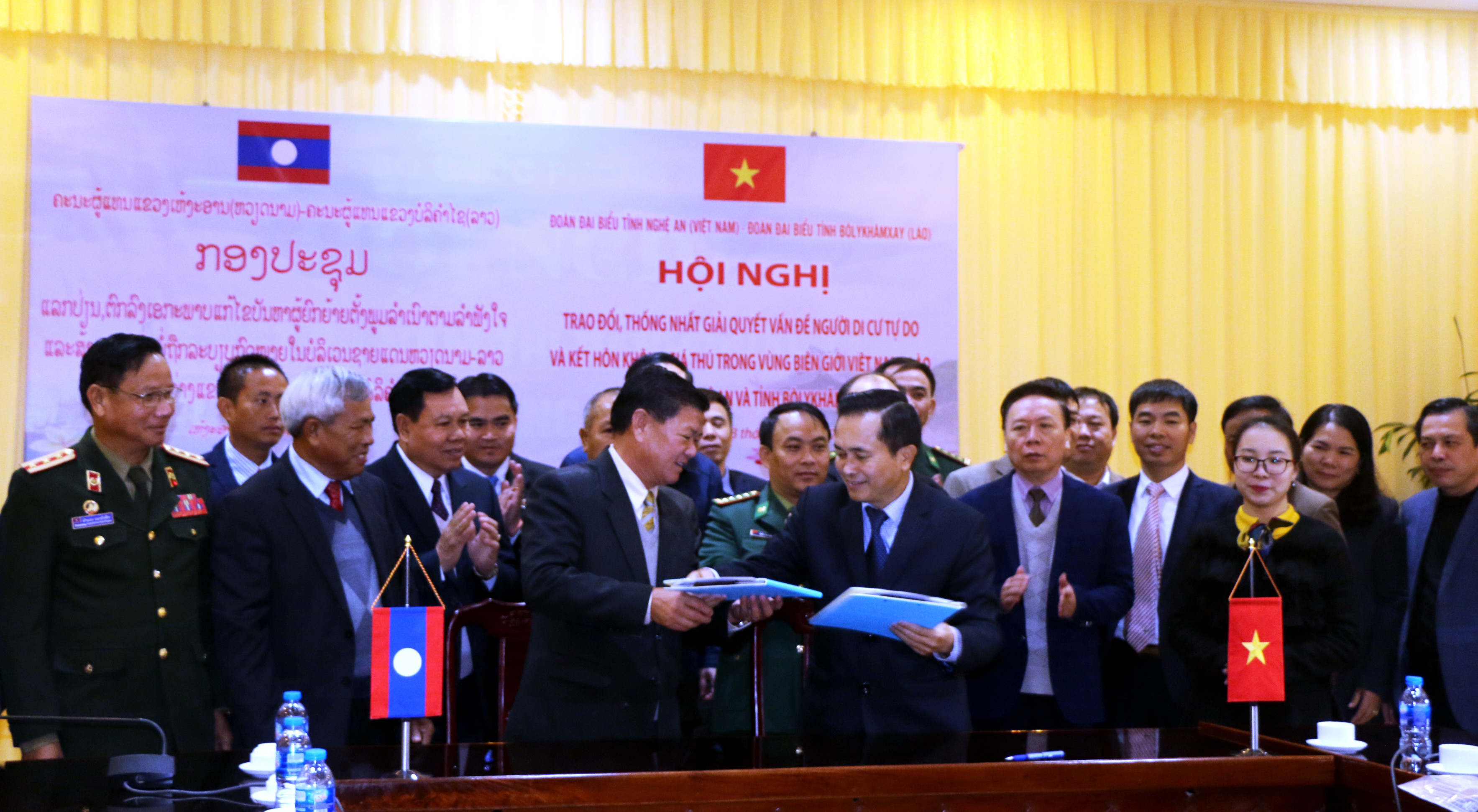 Lãnh đạo tỉnh Nghệ An và Bolykhămxay( Lào) ký biên bản thống nhất giải quyết vấn đề người di cư tự do.Ảnh: K.L