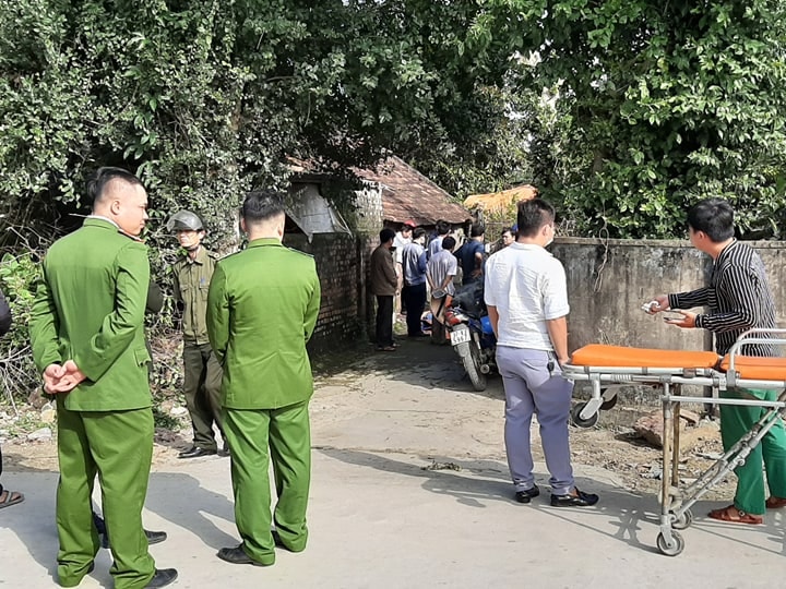 Lực lượng chức năng khám nghiệm hiện trường. Ảnh: Tuấn Quỳnh