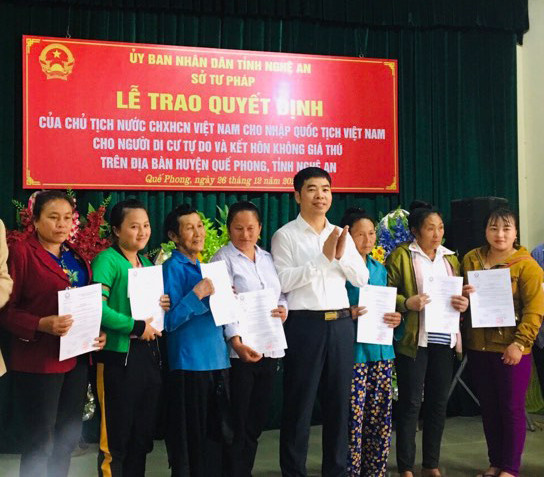 Lãnh đạo Sở Tư pháp Nghệ An trao quyết định nhập Quốc tịch Việt Nam cho người Lào di cư đủ điều kiện ở lại cư trú trên địa bàn huyện Quế Phong. Ảnh: K.L