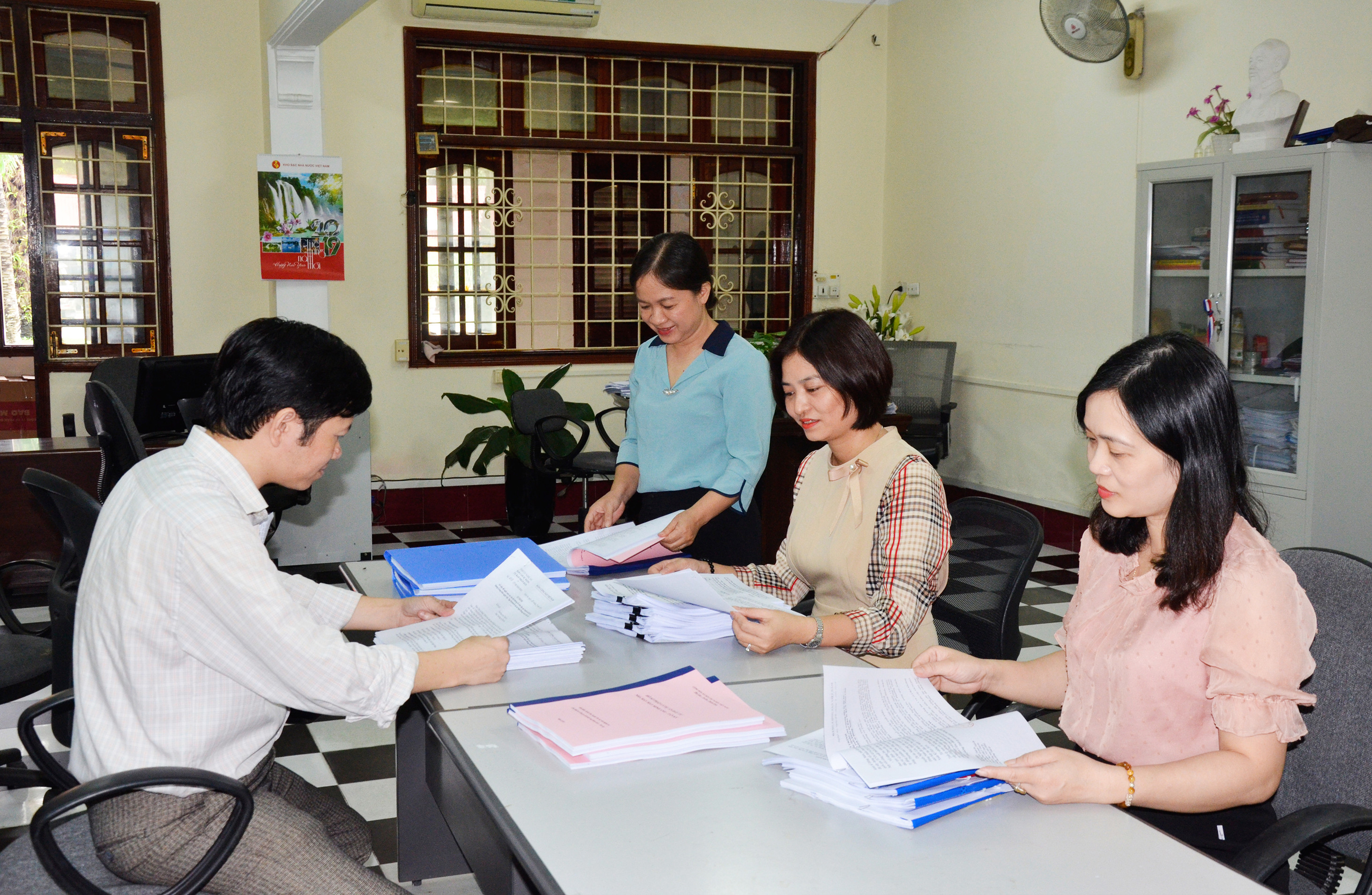 Cán bộ Văn phòng Tỉnh ủy thực hiện nhiệm vụ chuyên môn. Ảnh: Thanh Lê