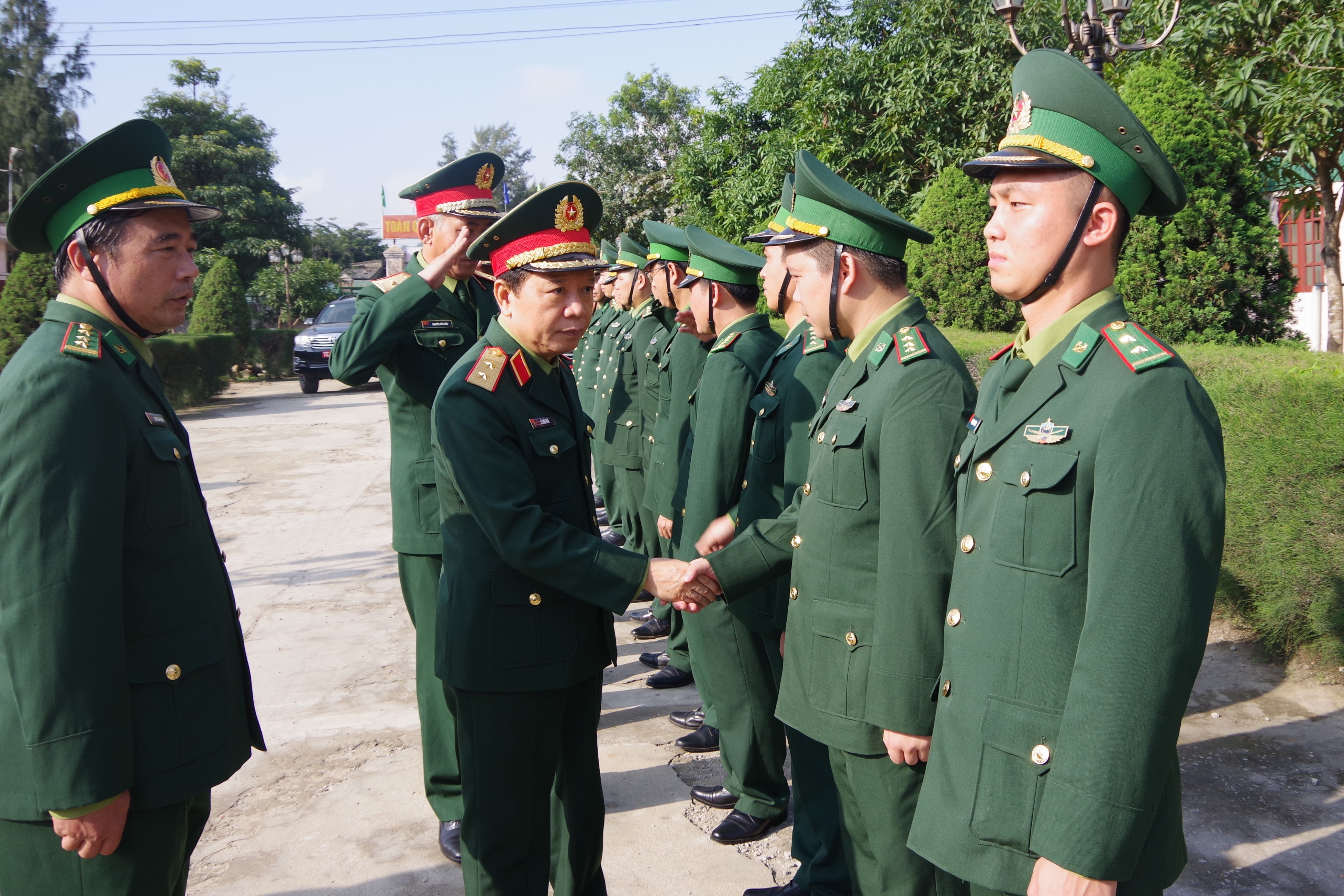 Trung tướng Lê Hiền Vân, Phó Chủ nhiệm Tổng cục Chính trị QĐND Việt Nam đến kiểm tra công tác sẵn sàng chiến đấu, chúc Tết CBCS Đồn BP cảng Cửa Lò - Bến Thủy.