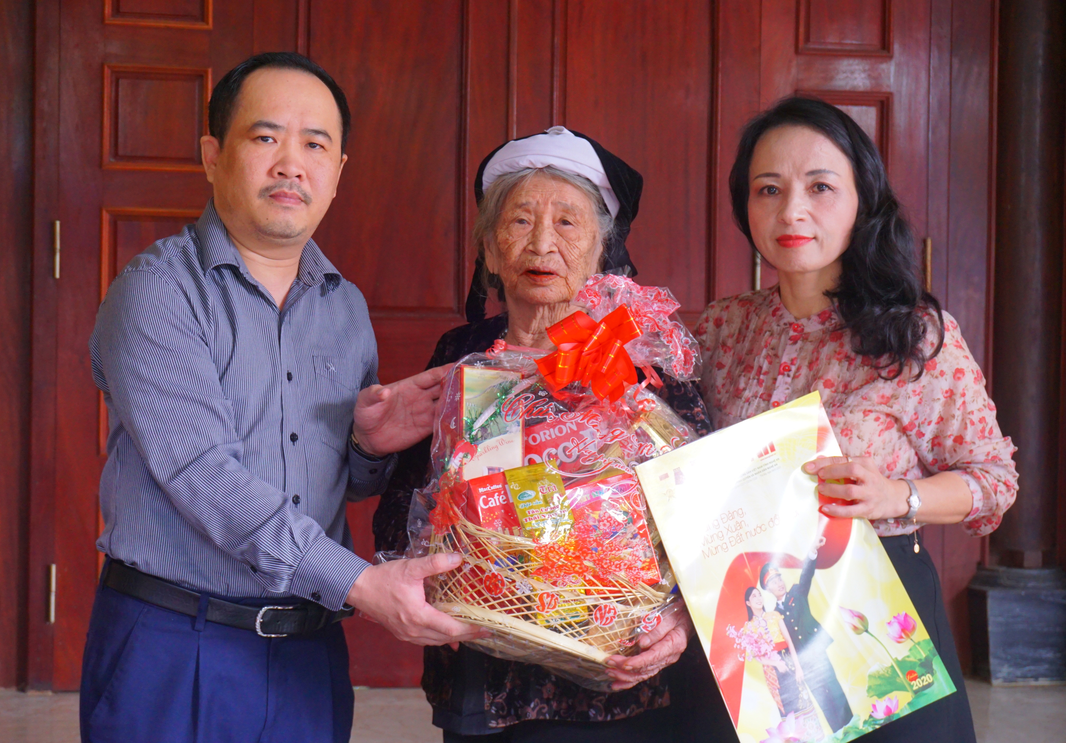 Trao tặng quà Tết cho Bà mẹ VNAH Nguyễn Thị Cháu (Hưng Tiến, Hưng Nguyên). Ảnh: Tùng Linh