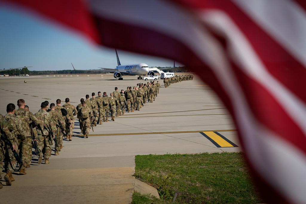Lính nhảy dù của Quân đội Mỹ rời Fort Bragg, North Carolina, tới Trung Đông, ngày 5/1. Ảnh: Reuters
