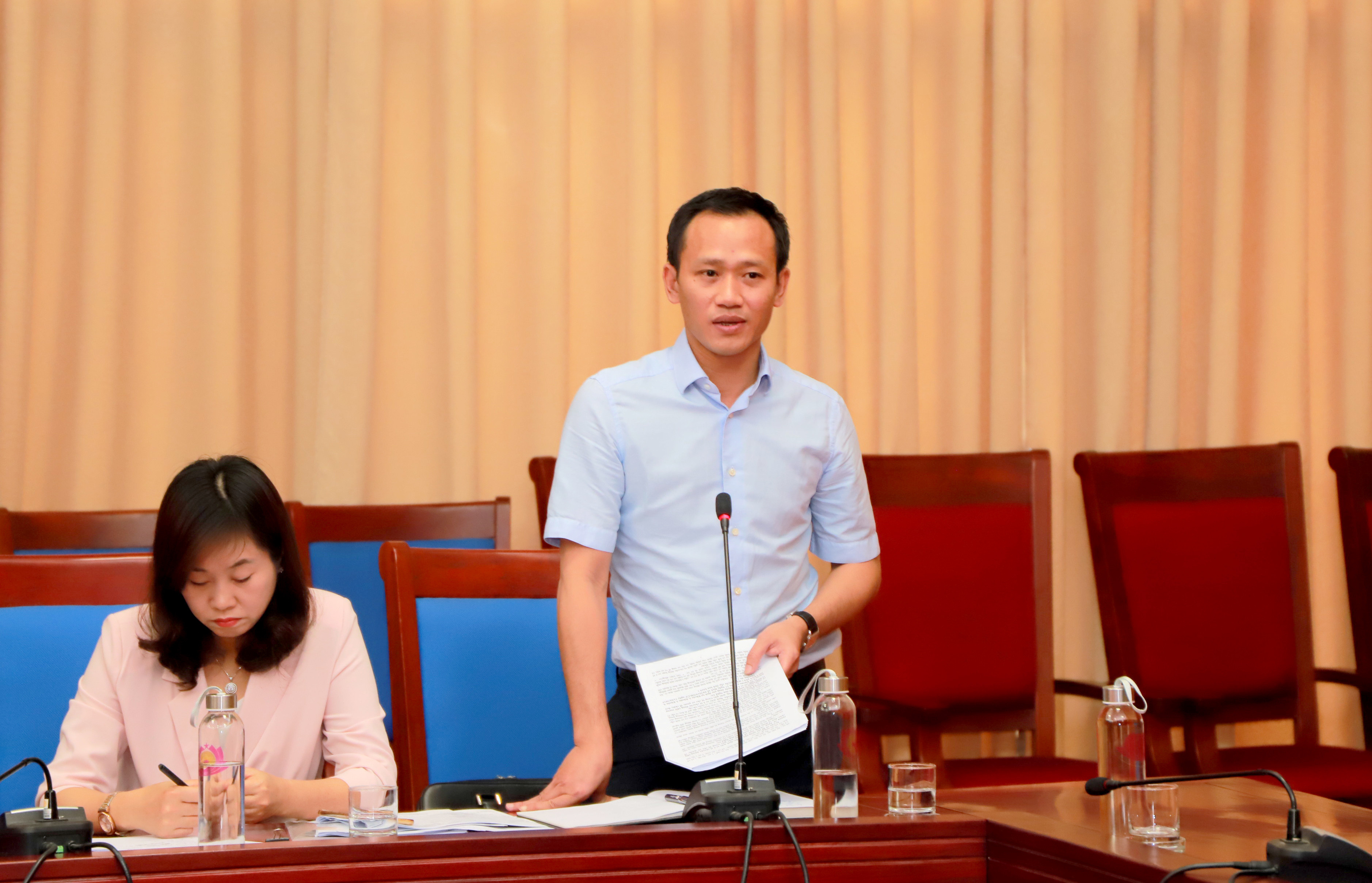 Phó Giám đốc Sở Tài chính Trần Việt Dũng phát biểu tại cuộc làm việc. Ảnh: Thành Duy