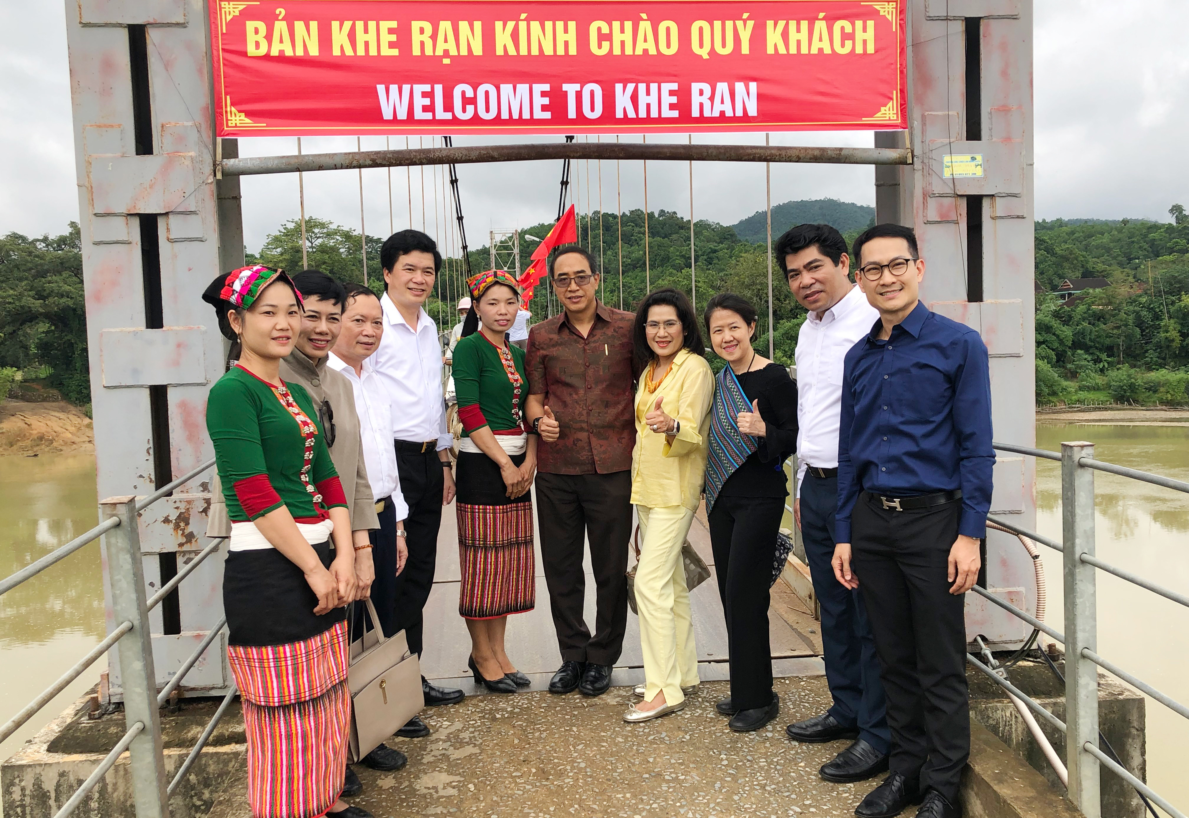Đại sứ Thái Lan trải nghiệm du lịch cộng đồng tại huyện Con Cuông. Ảnh tư liệu Thanh Lê