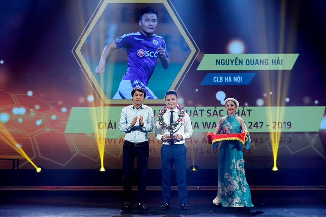 Quang Hải nhận danh hiệu Cầu thủ xuất sắc nhất V.League 2019. Ảnh: thanhnien.vn