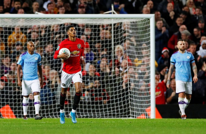 Rashford rút ngắn cách biệt xuống còn 1-3 ở phút 70.