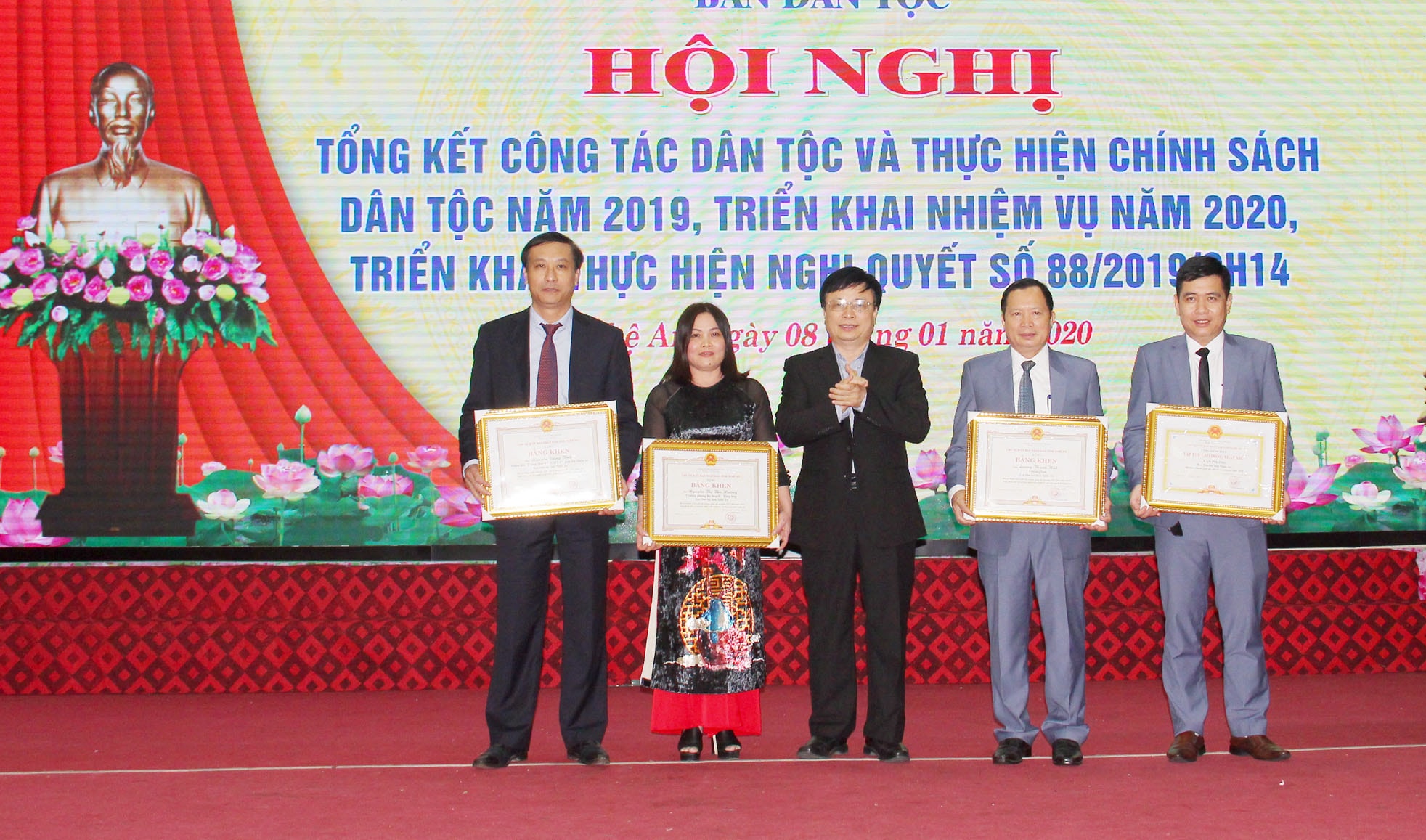 UBND tỉnh trao 