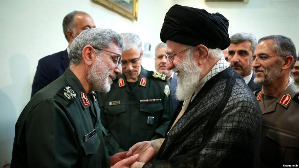 Esmail Ghaani gặp lãnh đạo tối cao Iran Ali Khamenei (phải) trong cuộc họp với các chỉ huy quân sự. Ảnh: Radio Farda