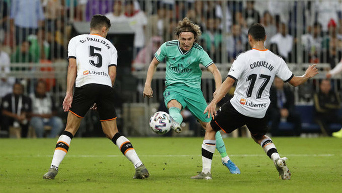 Cú vẩy má điệu nghệ của Modric.