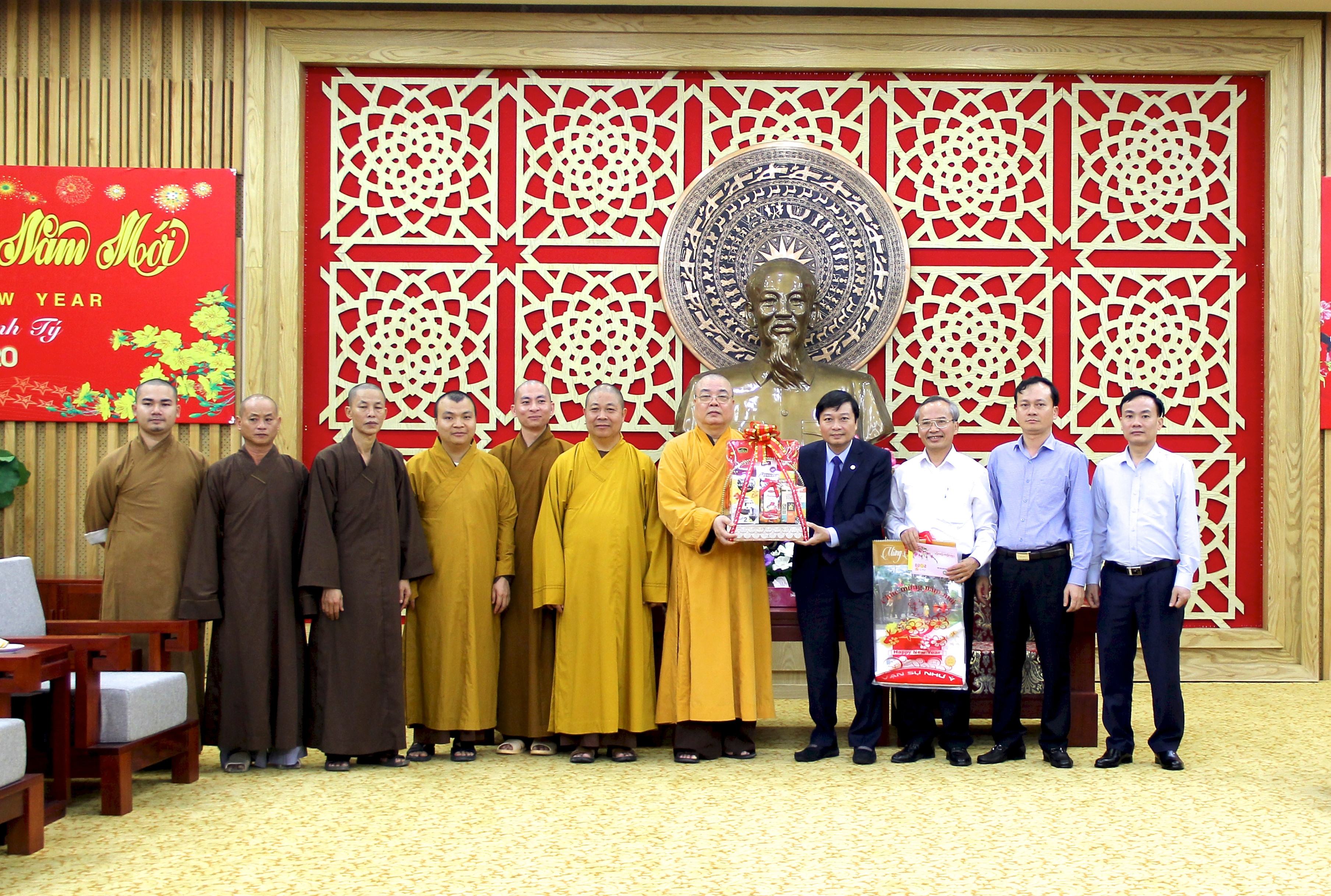 Hòa thượng Thích Thanh Nhiễu trao quà chúc mừng năm mới tới UBND tỉnh Nghệ An. Ảnh: Mỹ Nga 