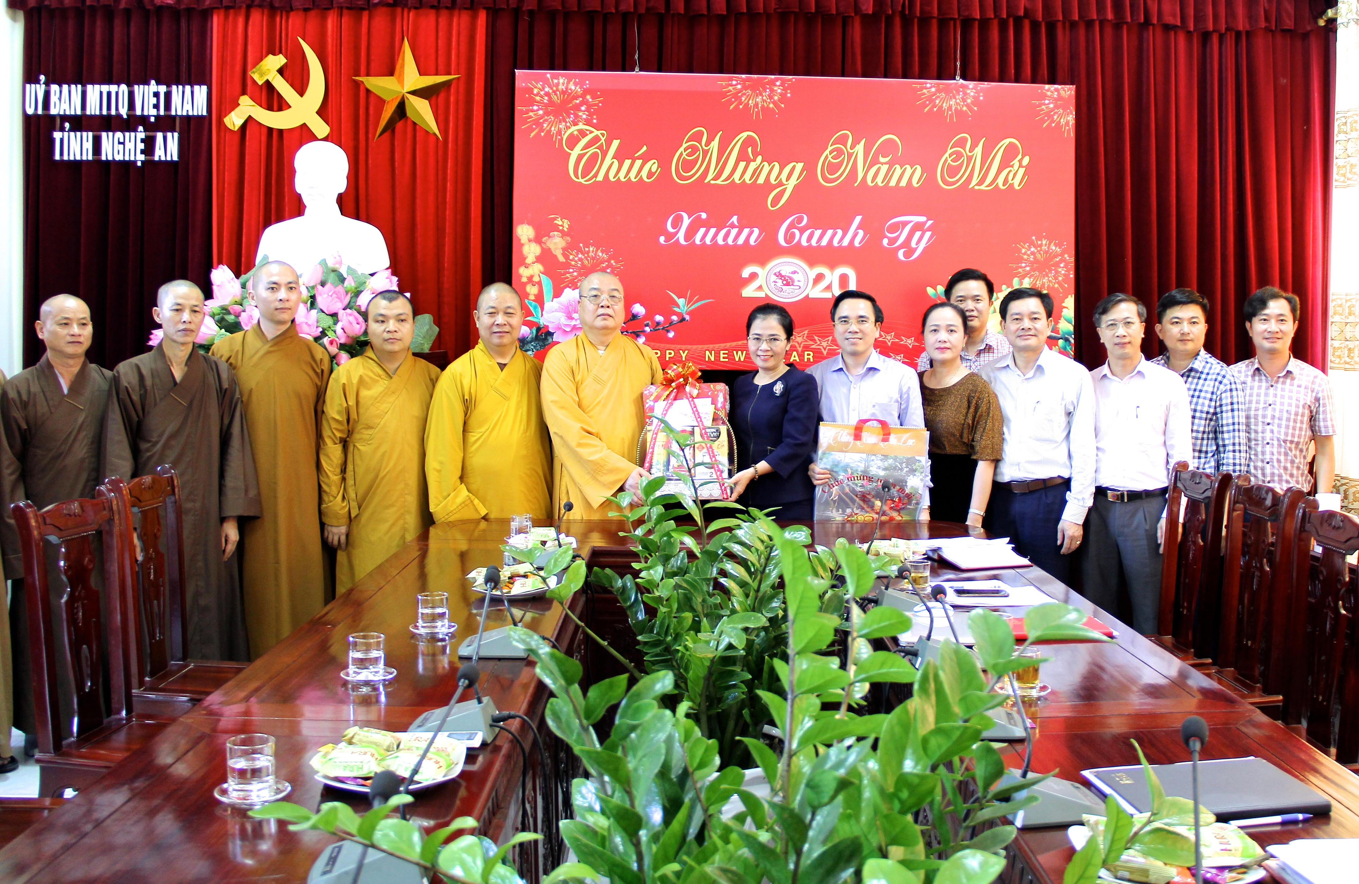 Hòa thượng Thích Thanh Nhiễu trao quà chúc mừng năm mới tới Ủy ban MTTQ tỉnh Nghệ An. Ảnh: Mỹ Nga 