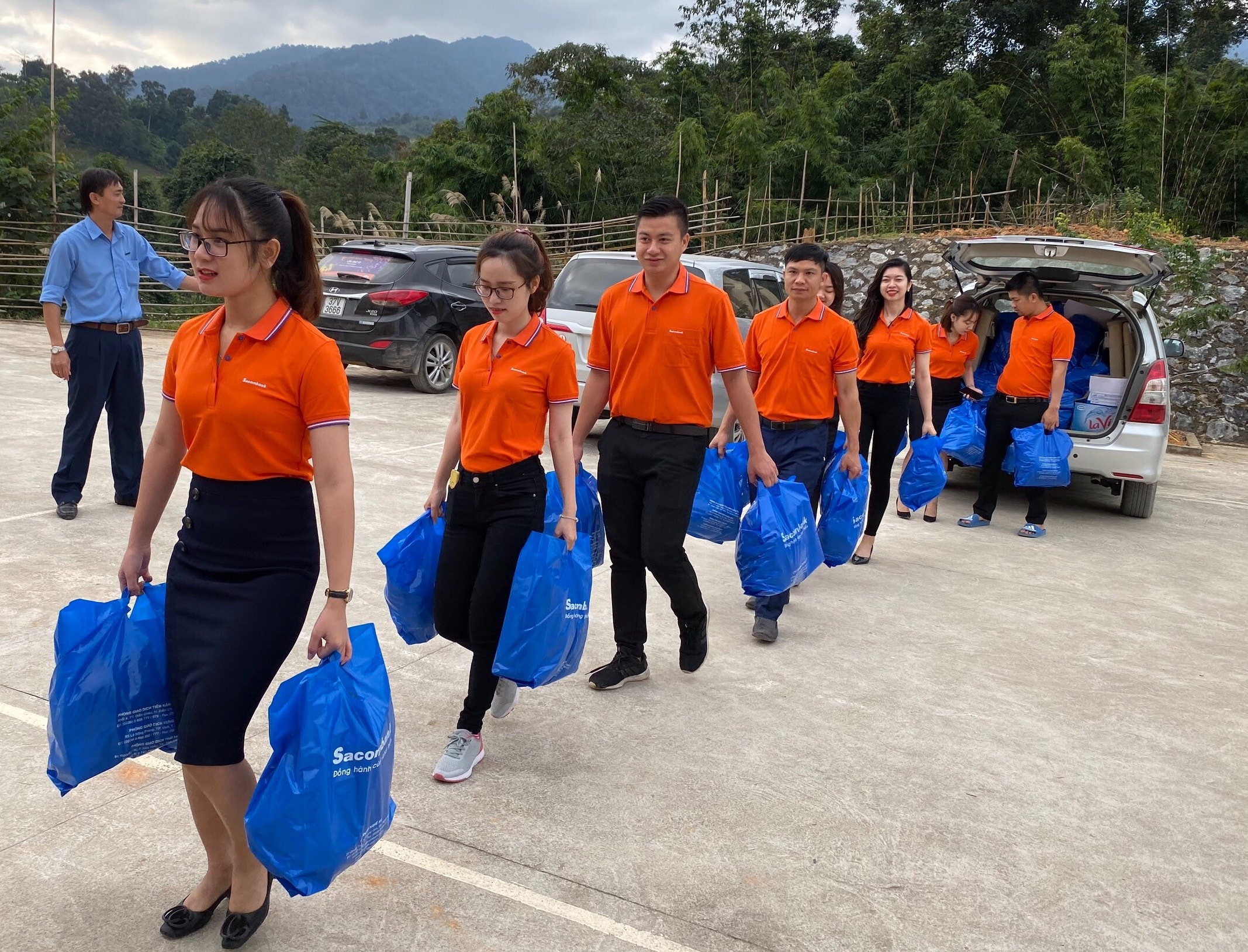 Các đoàn viên, cán bộ chi nhánh Sacombank đưa quà tặng lên tận xã biến giới Nậm Càn và động viên, thăm hỏi bà con. Ảnh: P.V