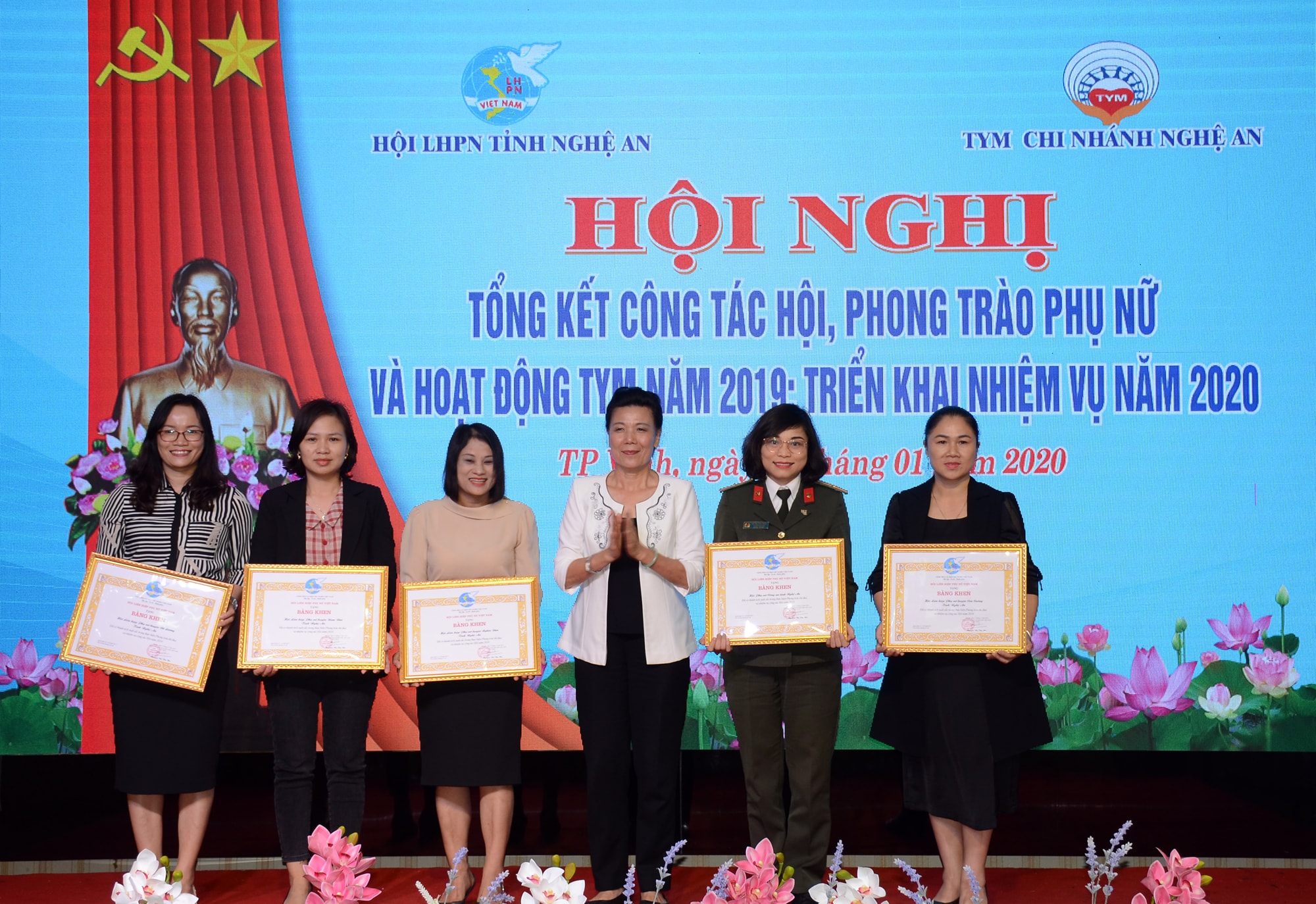 Tặng bằng khen của Hội LHPN Việt Nam cho 5 tập thể tiêu biểu của tỉnh Nghệ An. Ảnh: Thành Chung