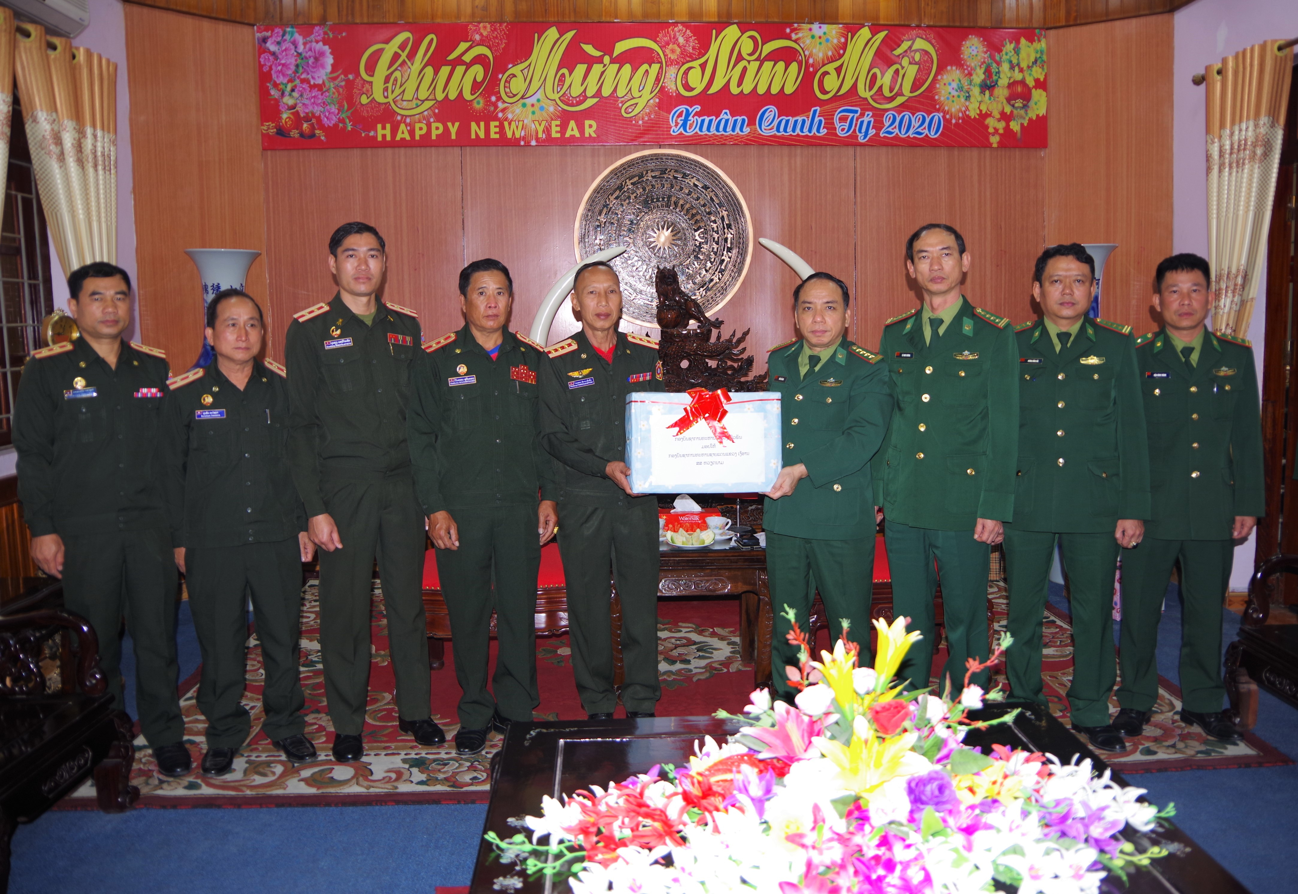 , Bộ chỉ huy Quân sự tỉnh Hủa Phăn tặng quà, chúc Tết CBCS BĐBP Nghệ An