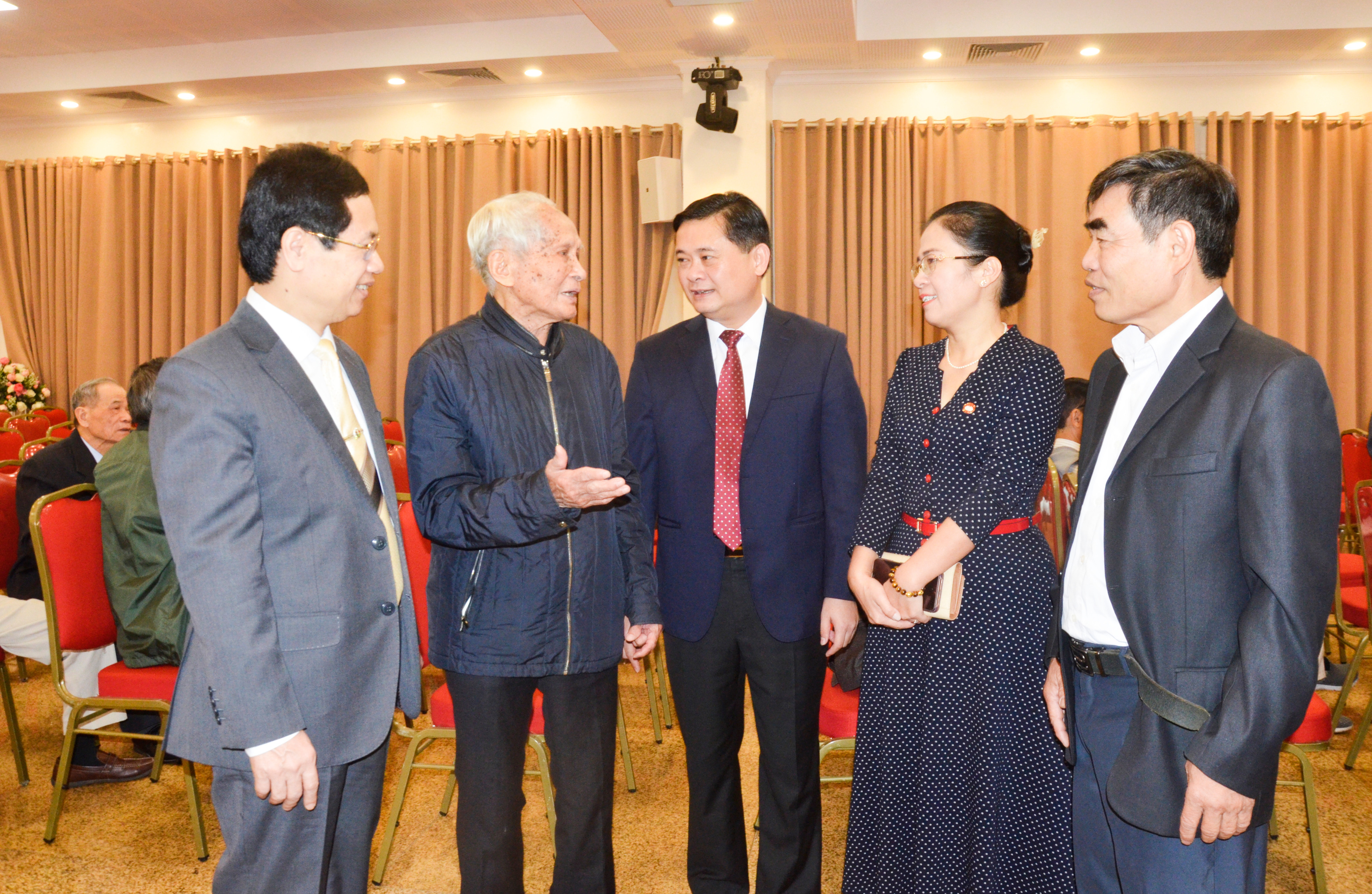 Các đồng chí lãnh đạo tỉnh nói chuyện thân mặt với các đồng hương Nghệ An tại Hà Nội. Ảnh: Thanh Lê