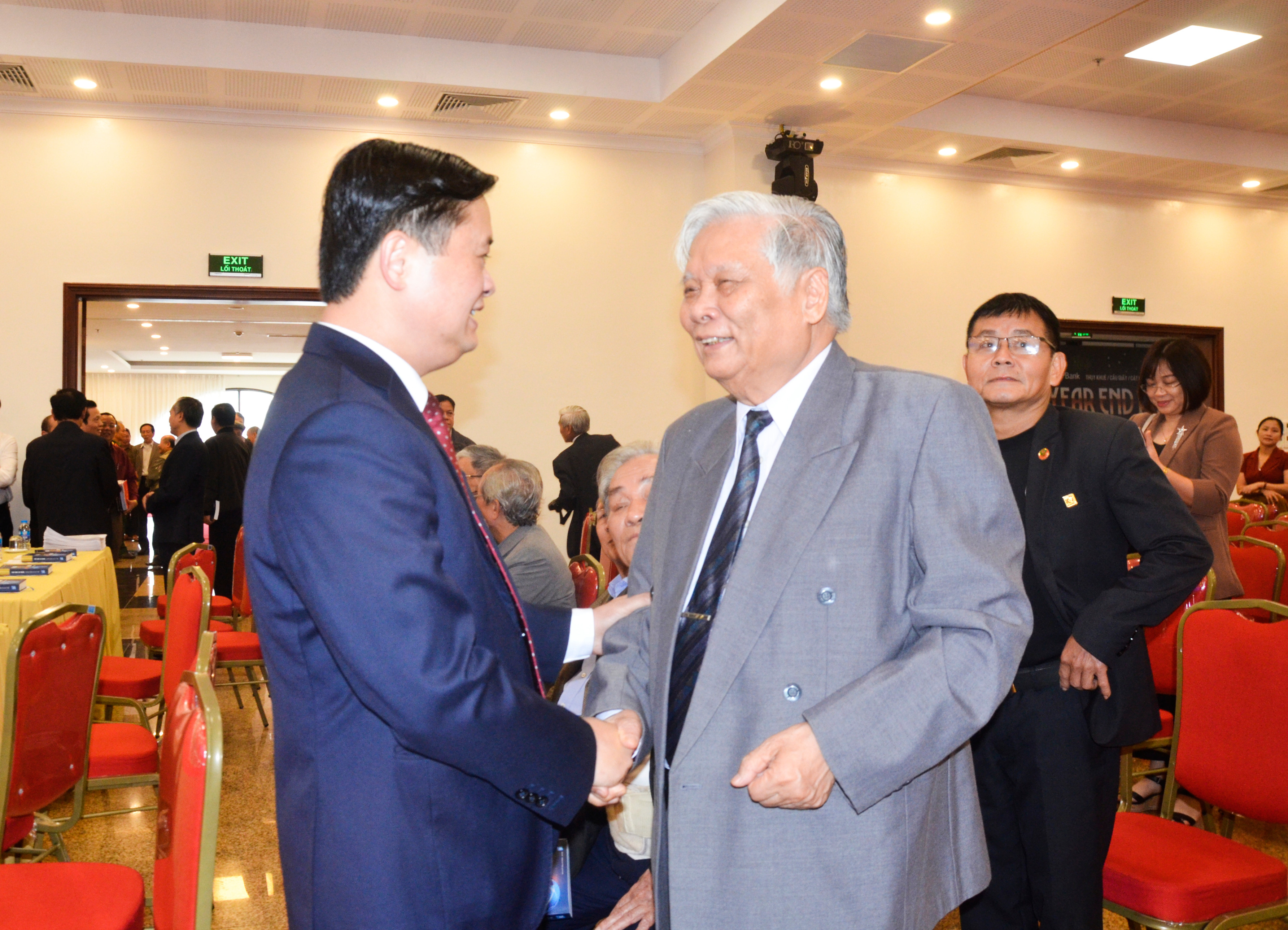 Chủ tịch UBND tỉnh Thái Thanh Quý thăm hỏi các đồng hương Nghệ An Hà Nội. Ảnh: Thanh Lê