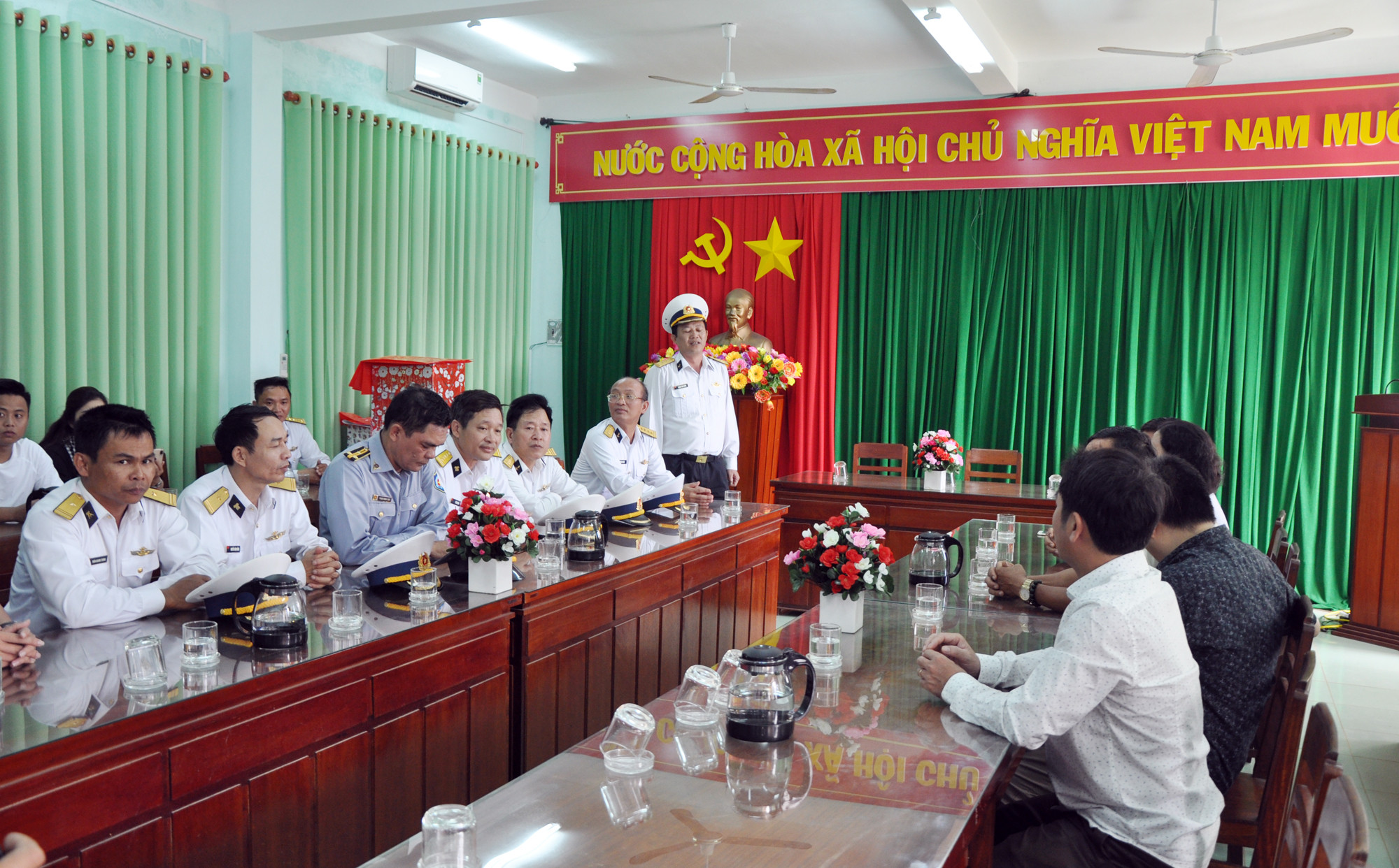 Đoàn công tác làm việc với lãnh đạo các ban, ngành của huyện đảo Lý Sơn.