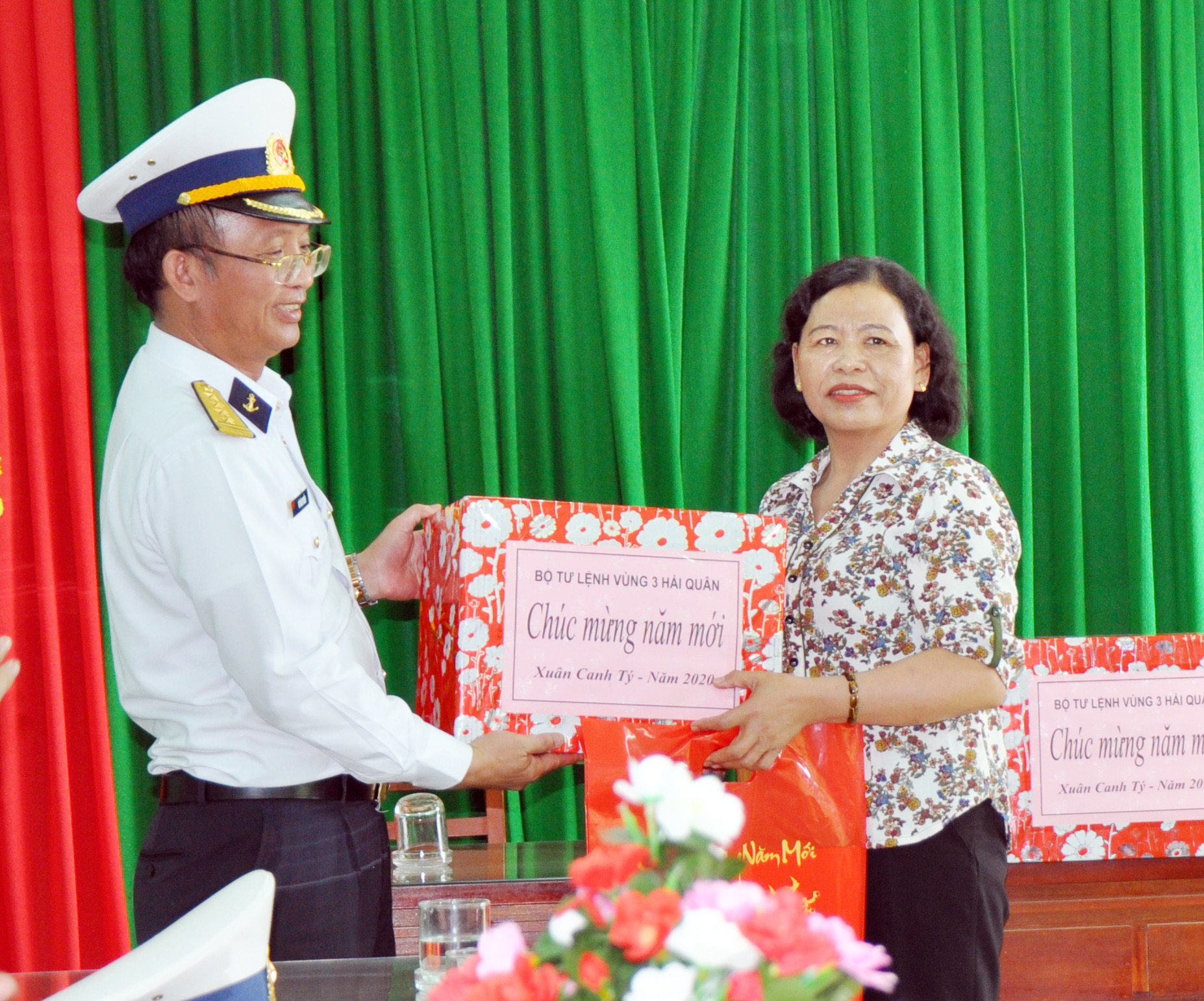 Đại tá Võ Văn Tuyến - Phó Tư lệnh Vùng 3 Hải quân tặng quà Tết cho cán bộ và nhân dân huyện đảo Lý Sơn.