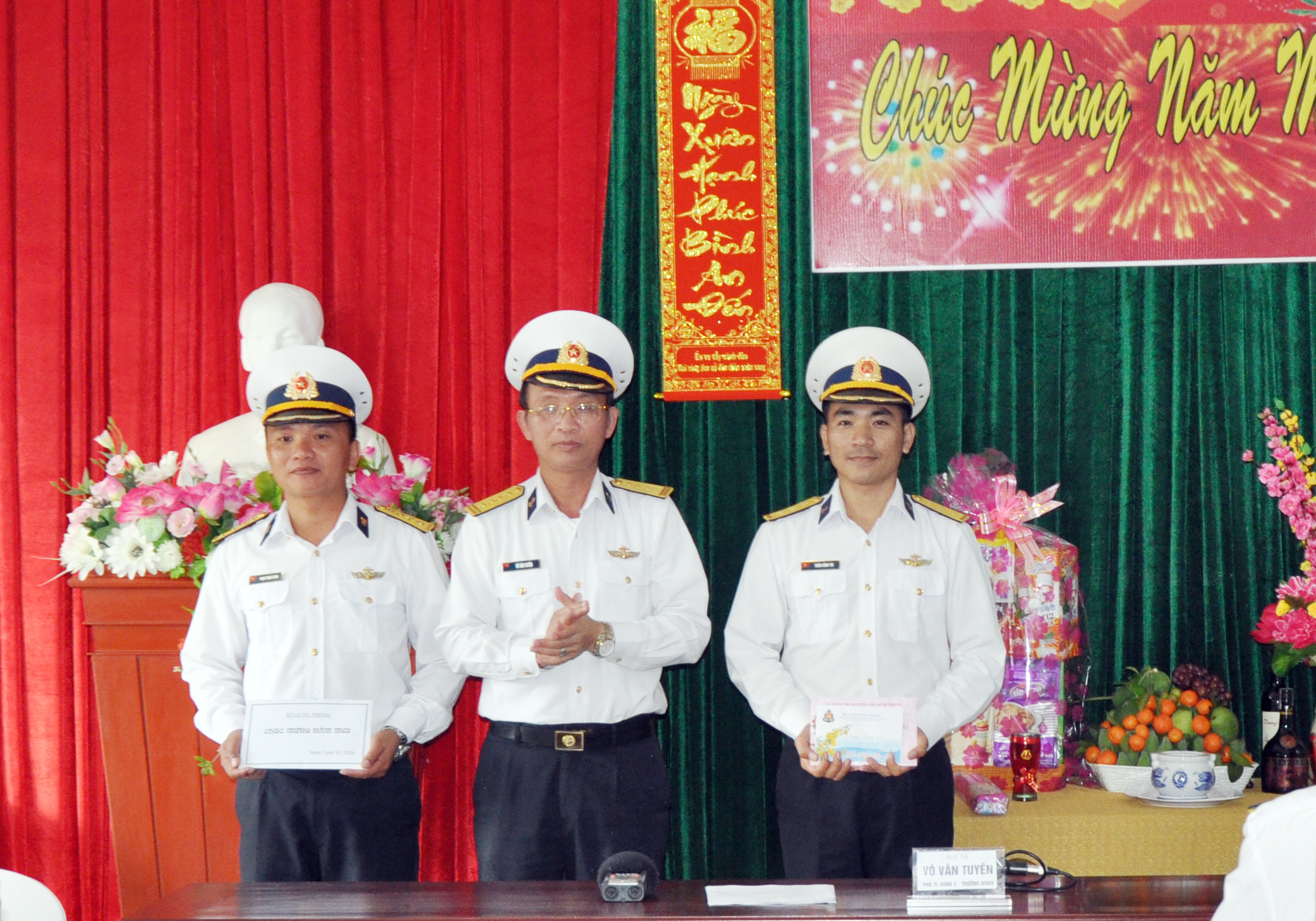 Đại tá Võ Văn Tuyến - Phó Tư lệnh Vùng 3 Hải quân tặng quà Tết cho .