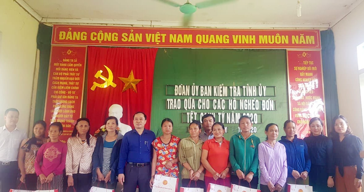 Đoàn công tác Ủy ban Kiểm tra Tỉnh ủy trao quà cho các hộ nghèo ở bản Mọi, xã Lục Dạ (Con Cuông)