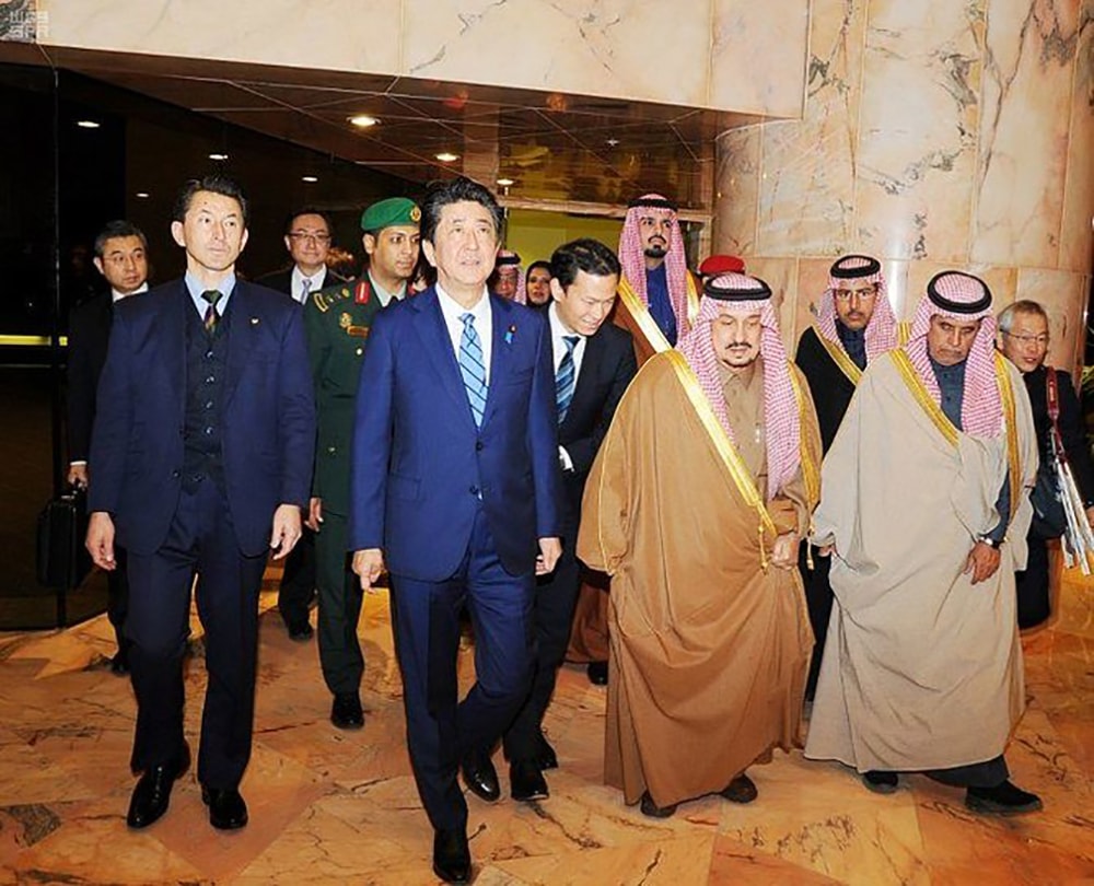 Thủ tướng Nhật Bản Abe Shinzo đã đến Riyadh, Saudi Arabia hôm thứ Bảy (11/1) trong chặng đầu tiên chuyến công du 3 nước Trung Đông để tăng cường hơn nữa hợp tác song phương giữa Tokyo và khu vực. Ảnh: Arab News