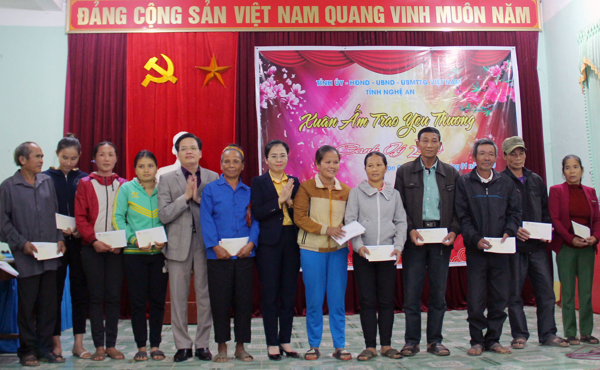 Đoàn công tác thăm, tặng quà cho 80 hộ nghèo, hộ chính sách của huyện Con Cuông. Ảnh: Thanh Quỳnh