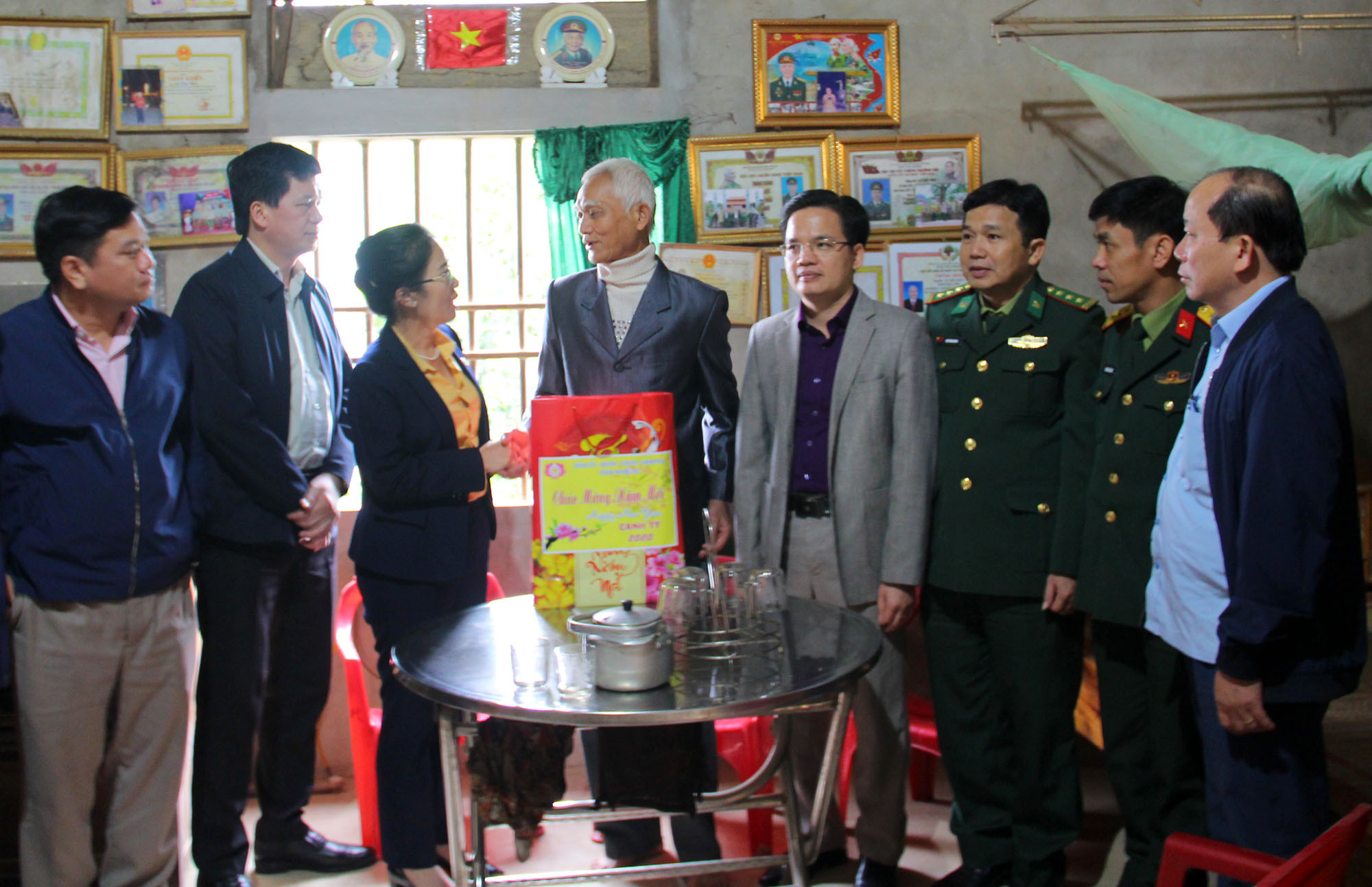 Đoàn đến thăm hộ gia đình thương binh 2/4 La Văn Thức (sinh năm 1950) tại bản Kẻ Mẻ (xã Mậu Đức, huyện Con Cuông). Ảnh: Thanh Quỳnh
