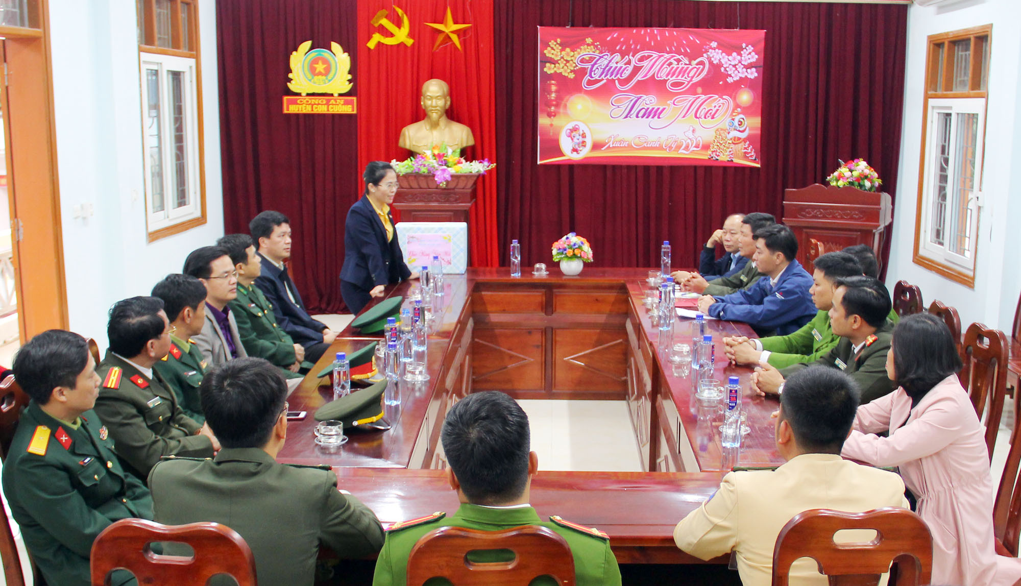 Đoàn công tác thăm, chúc mừng tại Công an huyện Con Cuông. Ảnh: Thanh Quỳnh