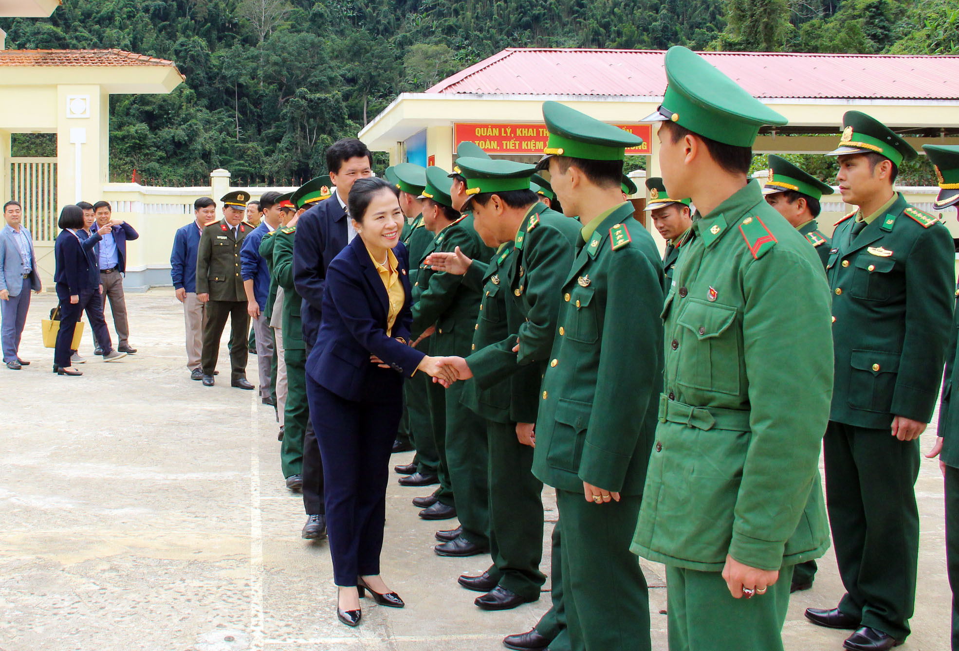 Ngày 12/1, đồng chí Võ Thị Minh Sinh - Ủy viên Ban Thường vụ Tỉnh ủy, Chủ tịch Ủy ban Mặt trận Tổ quốc Việt Nam tỉnh Nghệ An dẫn đầu đoàn công tác của Tỉnh ủy, HĐND, UBND tỉnh, Ủy ban MTTQ tỉnh Nghệ An đến thăm, chúc tết đồng bào, chiến sỹ tại huyện Con Cuông.  Ảnh: Thanh Quỳnh