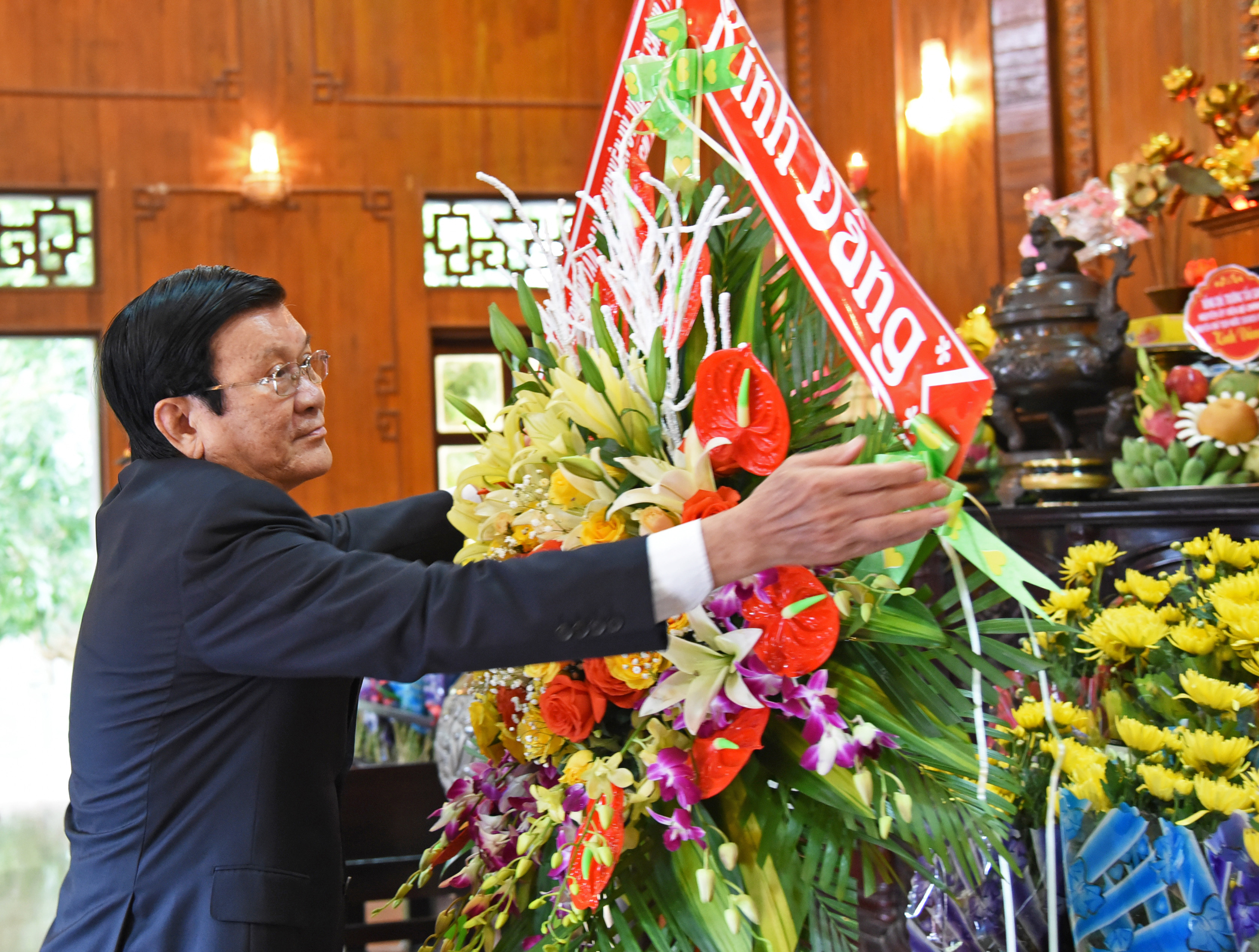Nguyên Chủ tịch nước thành kính dâng hoa lên ban thờ Bác Hồ. Ảnh: Thu Giang