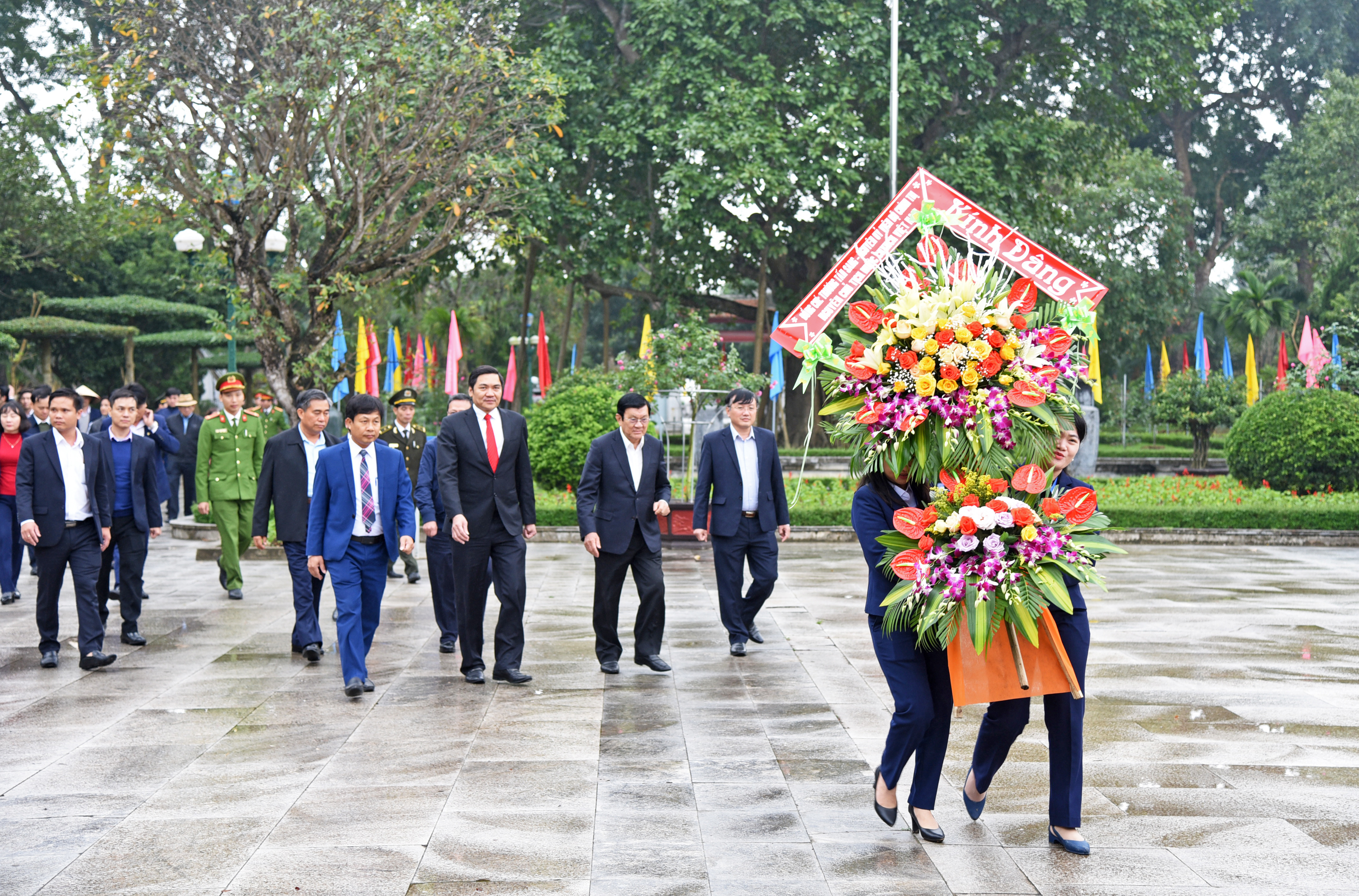 Đồng chí Trương Tấn Sang - nguyên Ủy viên Bộ Chính trị, nguyên Chủ tịch nước về thăm Khu di tích Kim Liên, Nam Đàn. Ảnh: Thu Giang