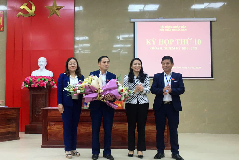 Lãnh đạo Huyện ủy, HĐND huyện Nghĩa Đàn tặng hoa chúc mừng ông Hồ Trung Liêm