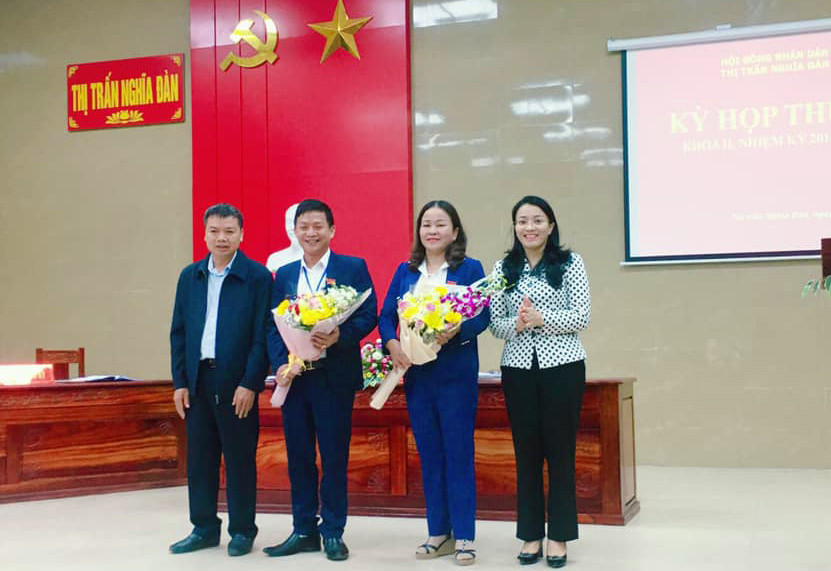 Lãnh đạo Huyện ủy, HĐND huyện Nghĩa Đàn tặng hoa chúc mừng bà Nguyễn Thị Thanh, ông Lê Tấn Sơn
